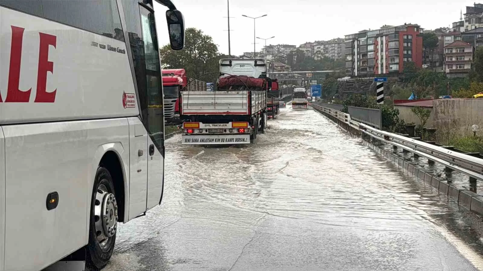 ZONGULDAK'IN ALAPLI İLÇESİ İLE DÜZCE'NİN AKÇAKOCA İLÇESİNİ BİRBİRİNE BAĞLAYAN YOLDA MEYDANA GELEN HEYELAN NEDENİYLE ULAŞIMDA KISA SÜRELİ AKSAMALAR YAŞANDI.