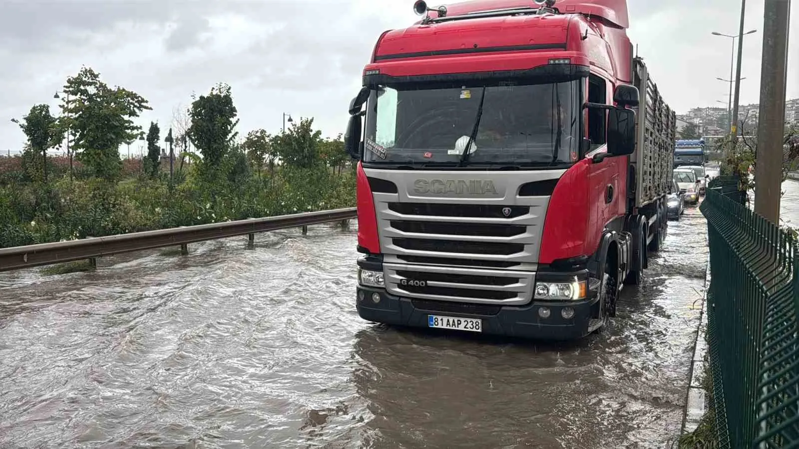 ZONGULDAK'IN ALAPLI İLÇESİ İLE DÜZCE'NİN AKÇAKOCA İLÇESİNİ BİRBİRİNE BAĞLAYAN YOLDA MEYDANA GELEN HEYELAN NEDENİYLE ULAŞIMDA KISA SÜRELİ AKSAMALAR YAŞANDI.