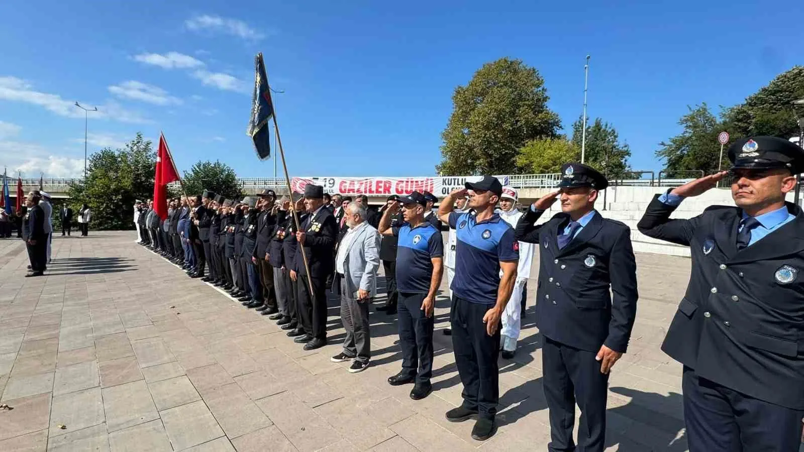 ZONGULDAK (İHA) - ZONGULDAK’IN ALAPLI İLÇESİNDE, 19 EYLÜL GAZİLER GÜNÜ DOLAYISIYLA TÖREN DÜZENLENDİ.