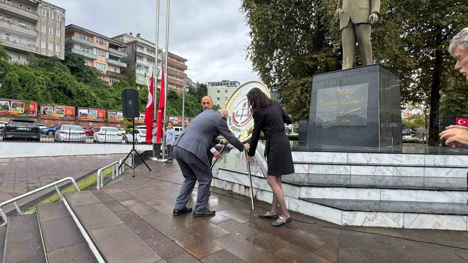ZONGULDAK’IN ALAPLI İLÇESİNDE "2026-2027  EĞİTİM ÖĞRETİM YILI AÇILIŞI VE İLKÖĞRETİM KUTLAMA HAFTASI" NEDENİYLE ÇELENK SUNMA PROGRAMI DÜZENLENDİ.