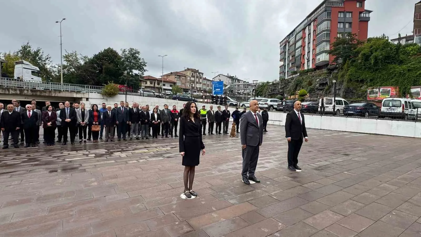 ZONGULDAK’IN ALAPLI İLÇESİNDE "2026-2027  EĞİTİM ÖĞRETİM YILI AÇILIŞI VE İLKÖĞRETİM KUTLAMA HAFTASI" NEDENİYLE ÇELENK SUNMA PROGRAMI DÜZENLENDİ.