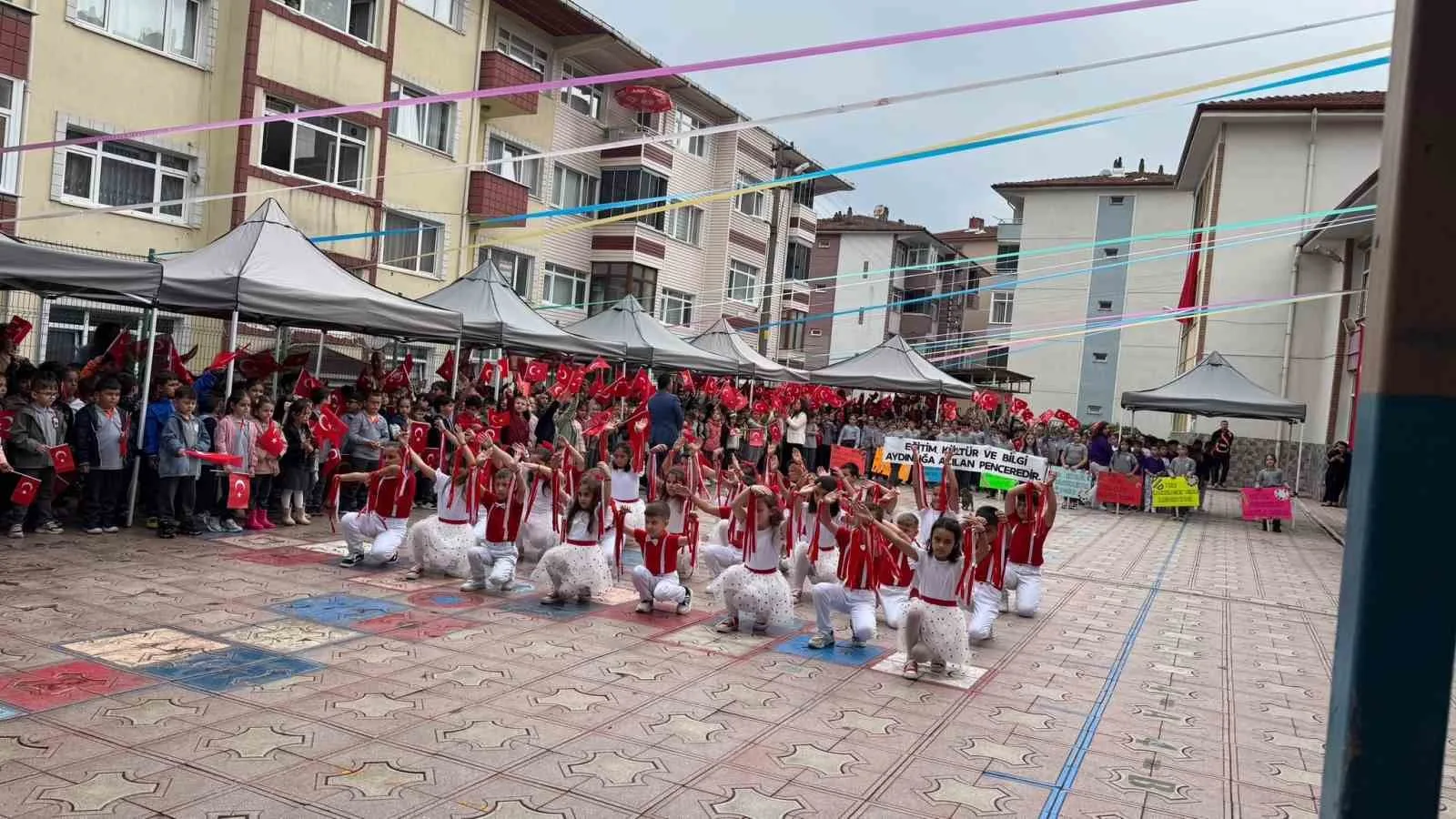 ZONGULDAK’IN ALAPLI İLÇESİNDE "2026-2027  EĞİTİM ÖĞRETİM YILI AÇILIŞI VE İLKÖĞRETİM KUTLAMA HAFTASI" NEDENİYLE ÇELENK SUNMA PROGRAMI DÜZENLENDİ.