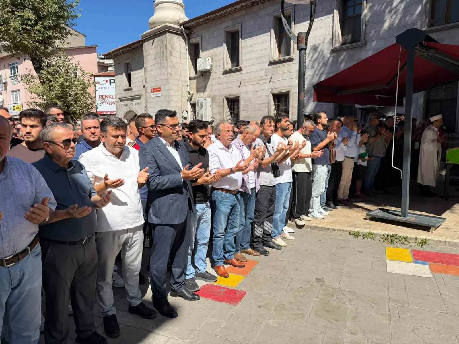 ZONGULDAK (İHA) - ZONGULDAK’IN ALAPLI İLÇESİNDE YARDIM GÖNÜLLÜSÜ OLARAK TANINAN TUNCAY ÇİL, SON YOLCULUĞUNA UĞURLANDI.