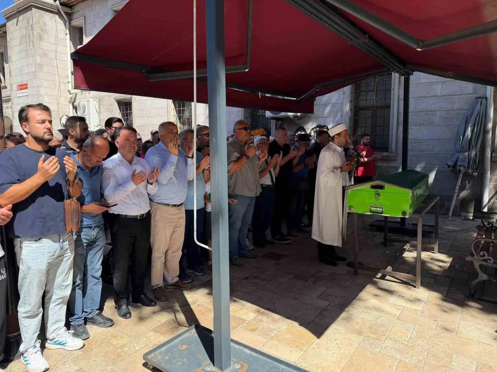 ZONGULDAK (İHA) - ZONGULDAK’IN ALAPLI İLÇESİNDE YARDIM GÖNÜLLÜSÜ OLARAK TANINAN TUNCAY ÇİL, SON YOLCULUĞUNA UĞURLANDI.