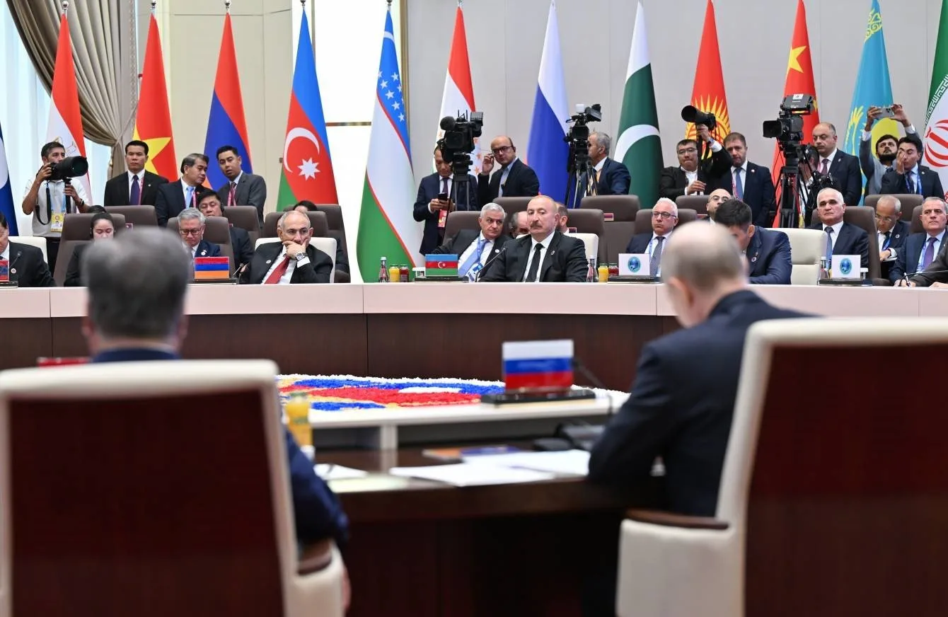 AZERBAYCAN CUMHURBAŞKANI İLHAM ALİYEV, ŞANGHAY İŞBİRLİĞİ ÖRGÜTÜ (ŞİÖ) ZİRVESİ'NDE YAPTIĞI KONUŞMADA, "ERMENİSTAN İLE BİRLİKTE KARŞILIKLI TİCARET HACMİNİN ARTIRILMASI, TİCARETİN ÜRÜN YELPAZESİNİN GENİŞLETİLMESİ VE YENİ KARA ULAŞIM BAĞLANTILARININ OLUŞTURULMASI KONUSUNDA ÇALIŞIYORUZ" DEDİ.