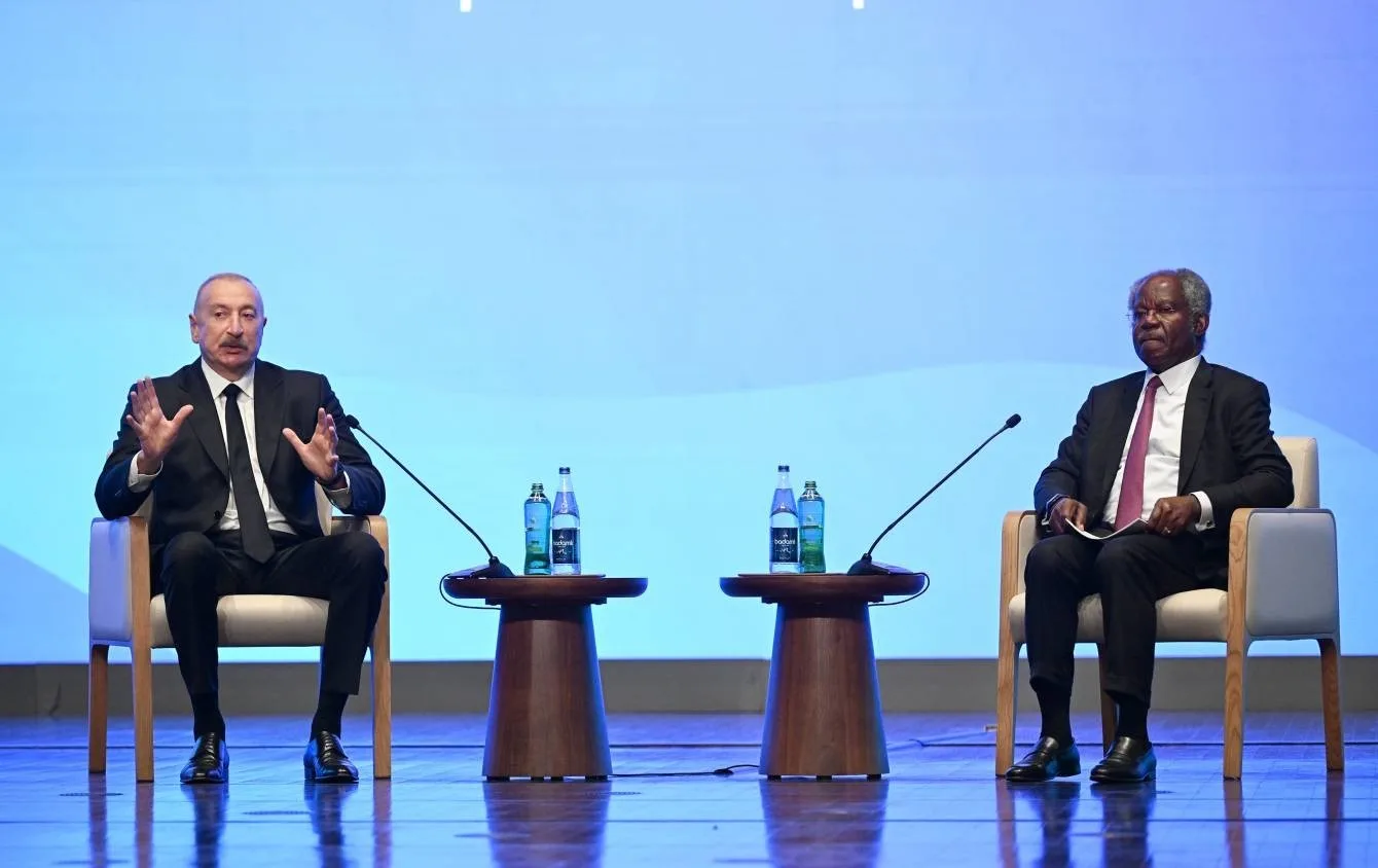 AZERBAYCAN CUMHURBAŞKANI İLHAM ALİYEV, AZERBAYCAN’IN BAŞKENTİ BAKÜ’DE GERÇEKLEŞTİRİLEN 2. ULUSLARARASI YATIRIM FORUMU’NDAKİ KONUŞMASINDA "AZERBAYCAN ÜZERİNDEN TRANSİT YÜKLERDE HIZLI BİR ARTIŞ VAR VE BU YIL 16 MİLYON TONA ULAŞACAK. ANCAK HEDEFİMİZ, 2030 YILINA KADAR HEM DOĞU-BATI HEM DE KUZEY-GÜNEY GÜZERGAHLARINDA 25 MİLYON TONA, HATTA BELKİ DAHA FAZLASINA ULAŞMAK. BUNUN İÇİN KOMŞULARIMIZLA AKTİF BİR ŞEKİLDE ÇALIŞIYORUZ" DEDİ.