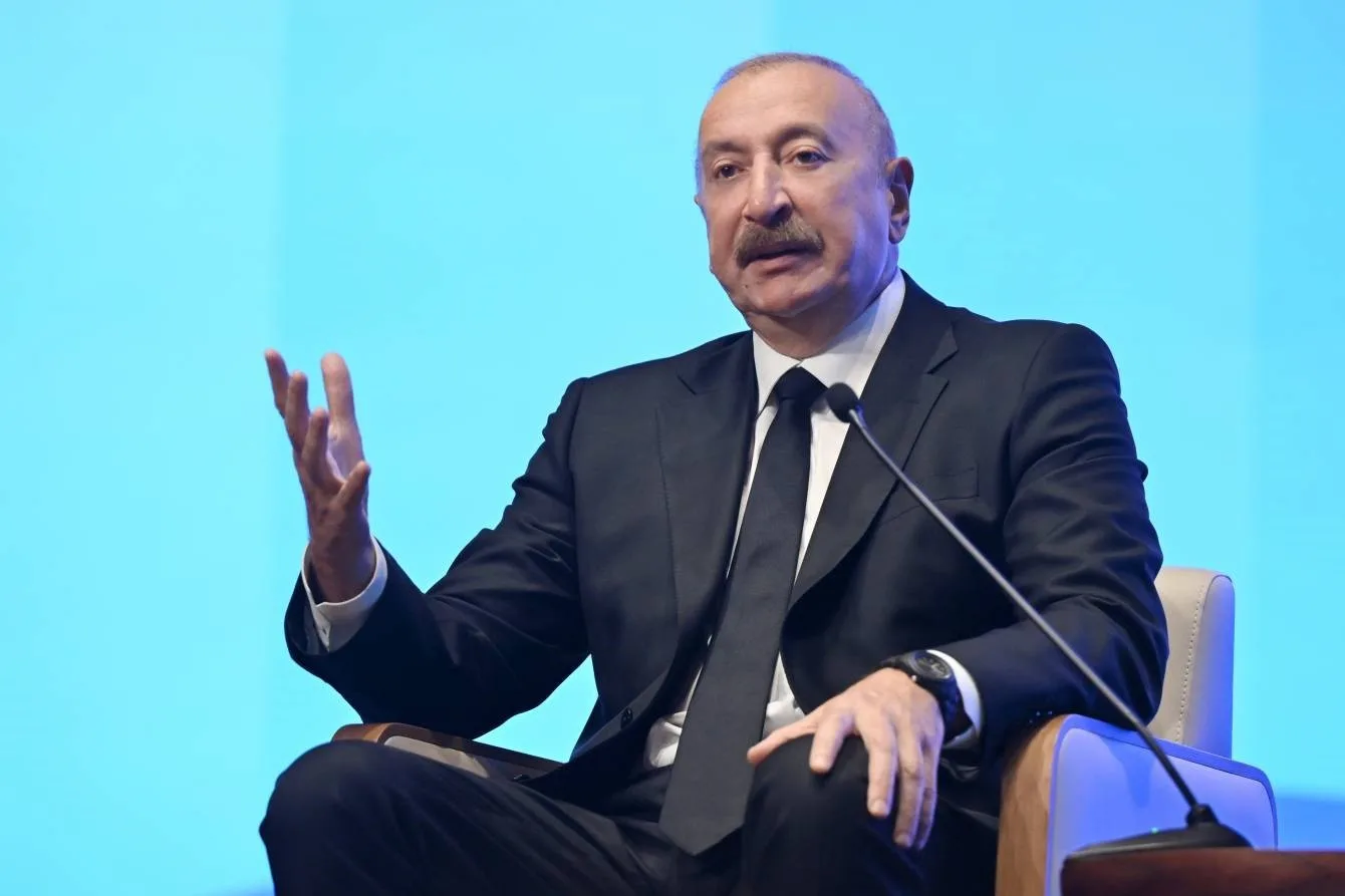AZERBAYCAN CUMHURBAŞKANI İLHAM ALİYEV, AZERBAYCAN’IN BAŞKENTİ BAKÜ’DE GERÇEKLEŞTİRİLEN 2. ULUSLARARASI YATIRIM FORUMU’NDAKİ KONUŞMASINDA "AZERBAYCAN ÜZERİNDEN TRANSİT YÜKLERDE HIZLI BİR ARTIŞ VAR VE BU YIL 16 MİLYON TONA ULAŞACAK. ANCAK HEDEFİMİZ, 2030 YILINA KADAR HEM DOĞU-BATI HEM DE KUZEY-GÜNEY GÜZERGAHLARINDA 25 MİLYON TONA, HATTA BELKİ DAHA FAZLASINA ULAŞMAK. BUNUN İÇİN KOMŞULARIMIZLA AKTİF BİR ŞEKİLDE ÇALIŞIYORUZ" DEDİ.