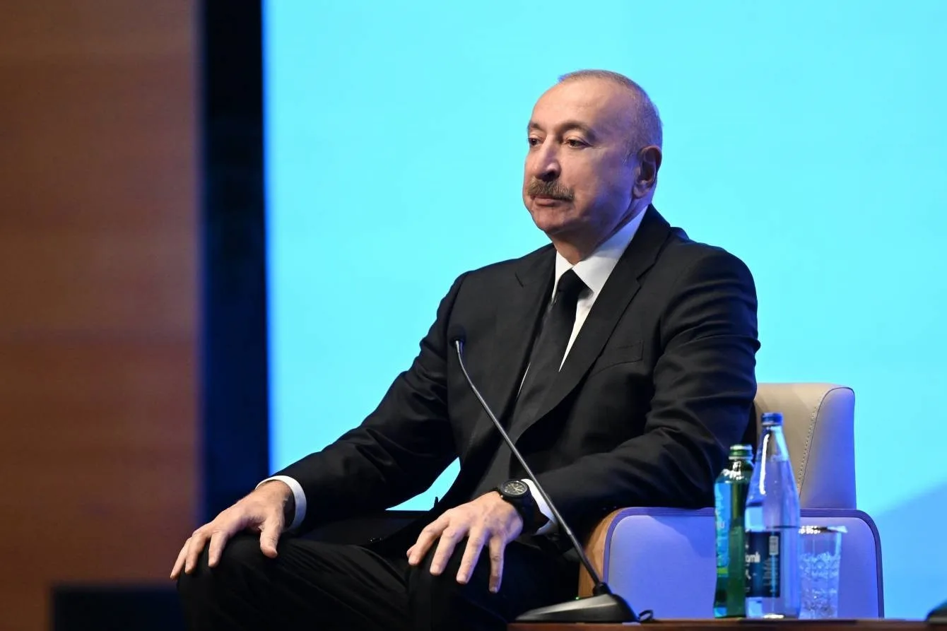 AZERBAYCAN CUMHURBAŞKANI İLHAM ALİYEV, AZERBAYCAN’IN BAŞKENTİ BAKÜ’DE GERÇEKLEŞTİRİLEN 2. ULUSLARARASI YATIRIM FORUMU’NDAKİ KONUŞMASINDA "AZERBAYCAN ÜZERİNDEN TRANSİT YÜKLERDE HIZLI BİR ARTIŞ VAR VE BU YIL 16 MİLYON TONA ULAŞACAK. ANCAK HEDEFİMİZ, 2030 YILINA KADAR HEM DOĞU-BATI HEM DE KUZEY-GÜNEY GÜZERGAHLARINDA 25 MİLYON TONA, HATTA BELKİ DAHA FAZLASINA ULAŞMAK. BUNUN İÇİN KOMŞULARIMIZLA AKTİF BİR ŞEKİLDE ÇALIŞIYORUZ" DEDİ.