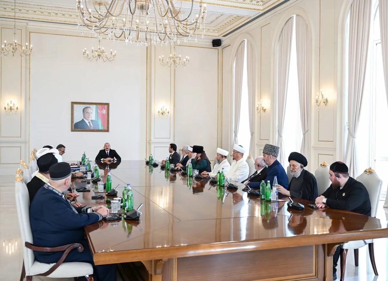 AZERBAYCAN CUMHURBAŞKANI İLHAM ALİYEV, TÜRK DEVLETLERİ TEŞKİLATI (TDT) MÜSLÜMAN DİNİ LİDERLER KONSEYİ'NİN 7’NCİ TOPLANTISI VE SEYİD YAHYA BAKÜVİ ULUSLARARASI KONFERANSI KAPSAMINDA BAŞKENT BAKÜ'DE BULUNAN DİNİ LİDERLERİ KABUL ETTİ.
