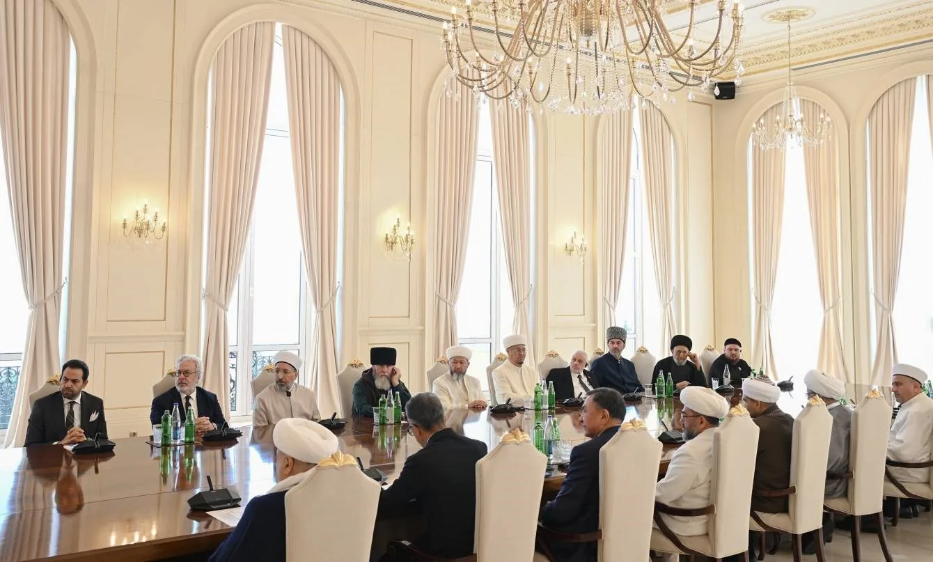 AZERBAYCAN CUMHURBAŞKANI İLHAM ALİYEV, TÜRK DEVLETLERİ TEŞKİLATI (TDT) MÜSLÜMAN DİNİ LİDERLER KONSEYİ'NİN 7’NCİ TOPLANTISI VE SEYİD YAHYA BAKÜVİ ULUSLARARASI KONFERANSI KAPSAMINDA BAŞKENT BAKÜ'DE BULUNAN DİNİ LİDERLERİ KABUL ETTİ.