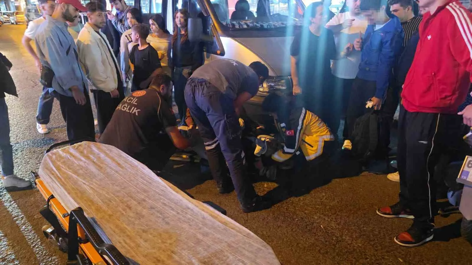ZONGULDAK’IN EREĞLİ İLÇESİNDE YOLUN KARŞISINA GEÇMEYE ÇALIŞAN ANNE VE OĞLUNA MOTOSİKLET ÇARPTI. KAZADA ANNE YARALANIRKEN, OĞLU KAZADAN YARA ALMADAN KURTULDU.
