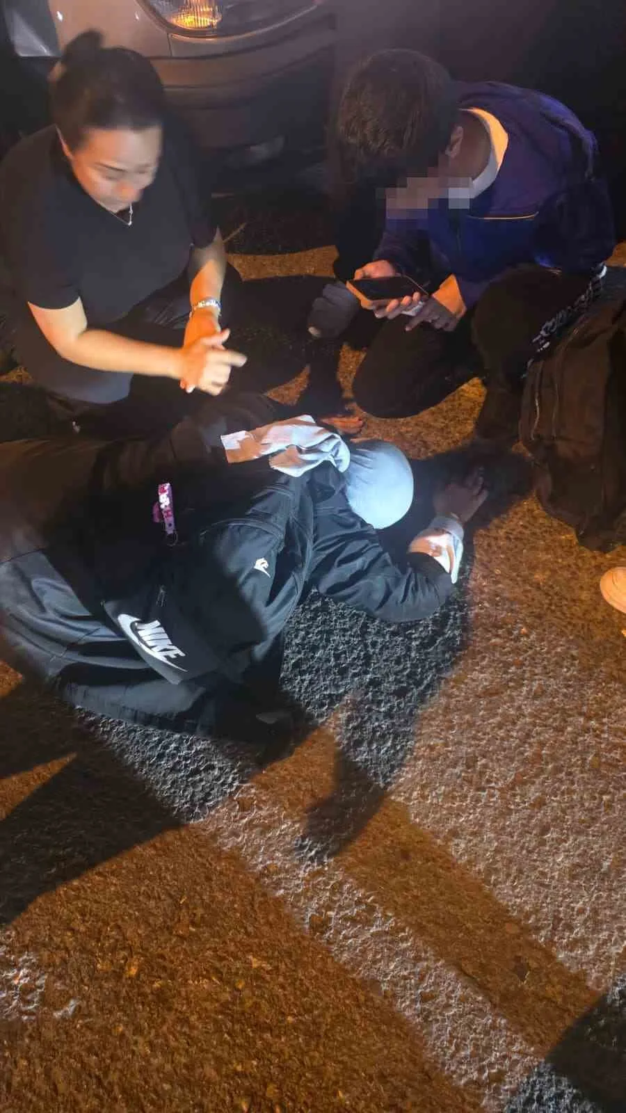ZONGULDAK’IN EREĞLİ İLÇESİNDE YOLUN KARŞISINA GEÇMEYE ÇALIŞAN ANNE VE OĞLUNA MOTOSİKLET ÇARPTI. KAZADA ANNE YARALANIRKEN, OĞLU KAZADAN YARA ALMADAN KURTULDU.