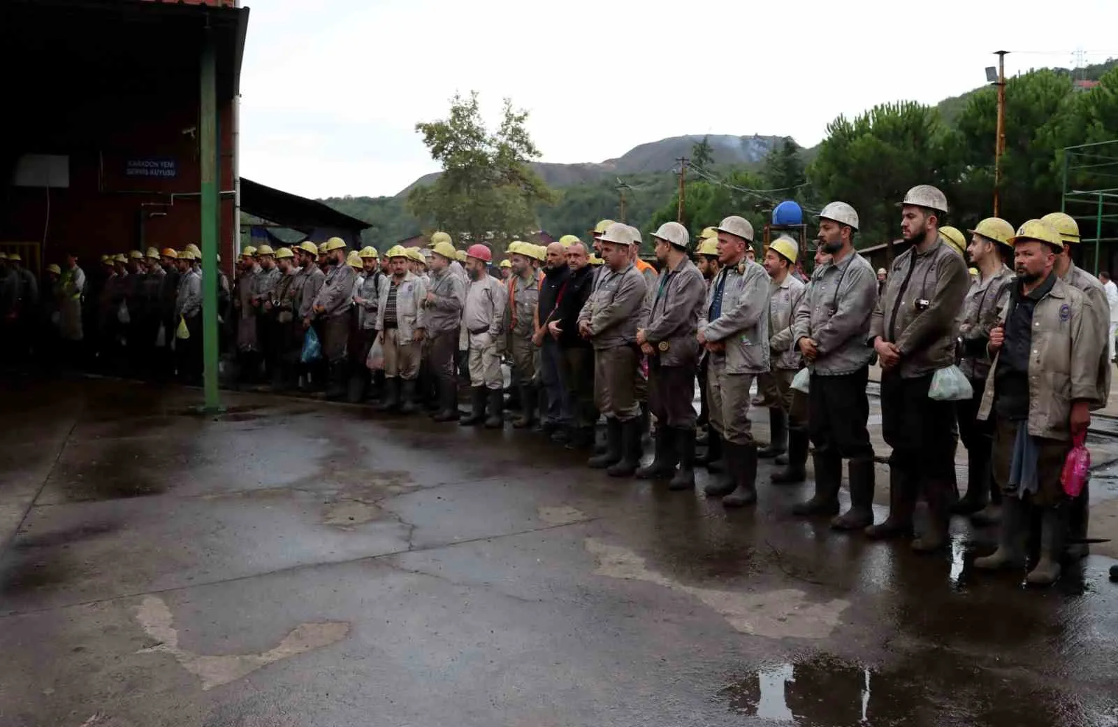 TÜRKİYE TAŞKÖMÜRÜ KURUMU (TTK) ÜZÜLMEZ MÜESSESE MÜDÜRLÜĞÜ’NDE 16 EYLÜL 2004 TARİHİNDE UĞRADIĞI SALDIRI SONUCU ÖLDÜRÜLEN MADEN MÜHENDİSİ AVNİ CİNEL’İN ANMA TÖRENİNE KATILDI.