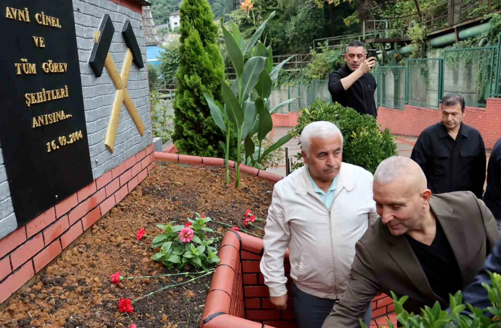TÜRKİYE TAŞKÖMÜRÜ KURUMU (TTK) ÜZÜLMEZ MÜESSESE MÜDÜRLÜĞÜ’NDE 16 EYLÜL 2004 TARİHİNDE UĞRADIĞI SALDIRI SONUCU ÖLDÜRÜLEN MADEN MÜHENDİSİ AVNİ CİNEL’İN ANMA TÖRENİNE KATILDI.