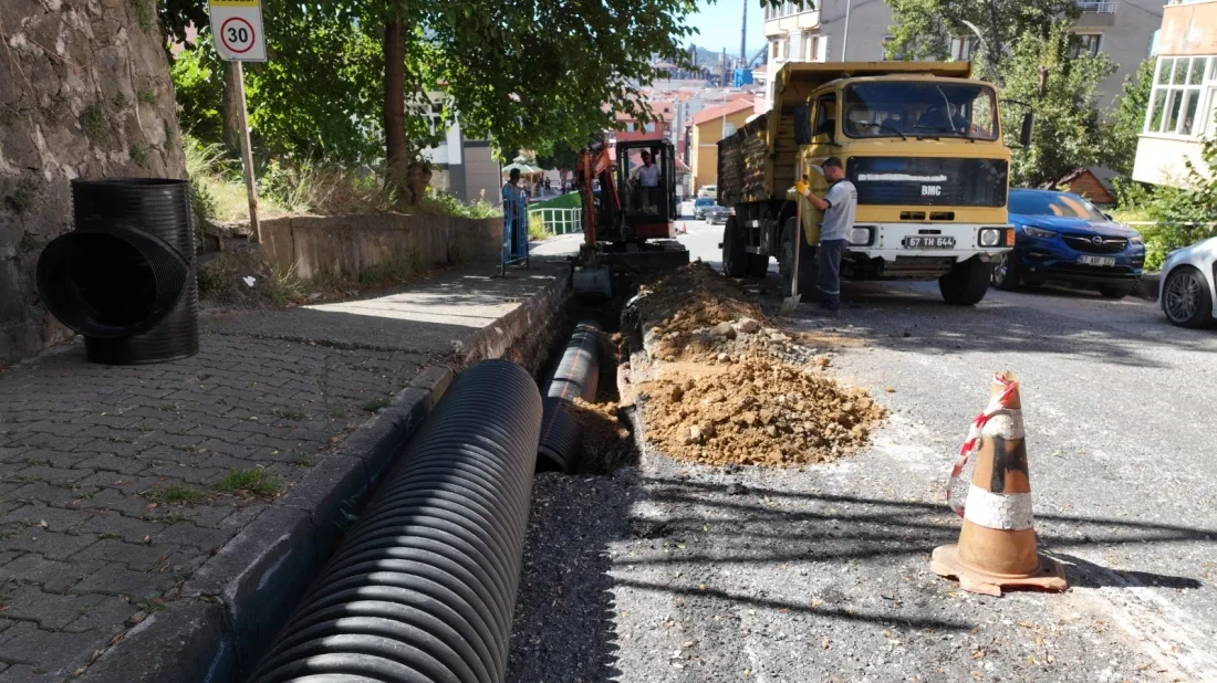 Bağlık Mahallesinde Yağmurlama Hattı Yapılıyor