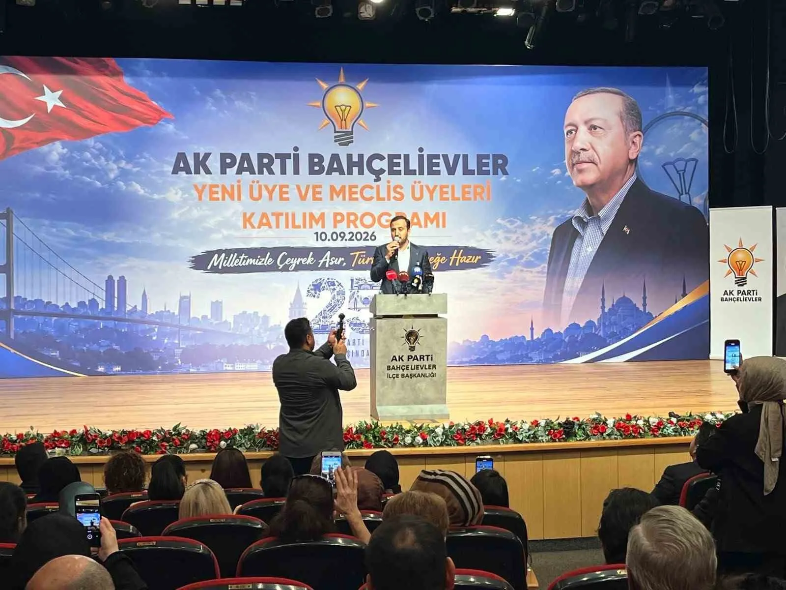 AK PARTİ BAHÇELİEVLER İLÇE BAŞKANLIĞI TARAFINDAN 'YENİ ÜYE VE MECLİS ÜYELERİ KATILIM PROGRAMI' DÜZENLENDİ. TÖRENDE CUMHURİYET HALK PARTİSİ’NDEN (CHP) AK PARTİ’YE KATILAN BAHÇELİEVLER BELEDİYE MECLİS ÜYELERİ CEM ŞAFAK, BARIŞ URAL VE LEVENT ARISÜT’ÜN VE YENİ ÜYELERİN ROZETLERİ TAKILDI.