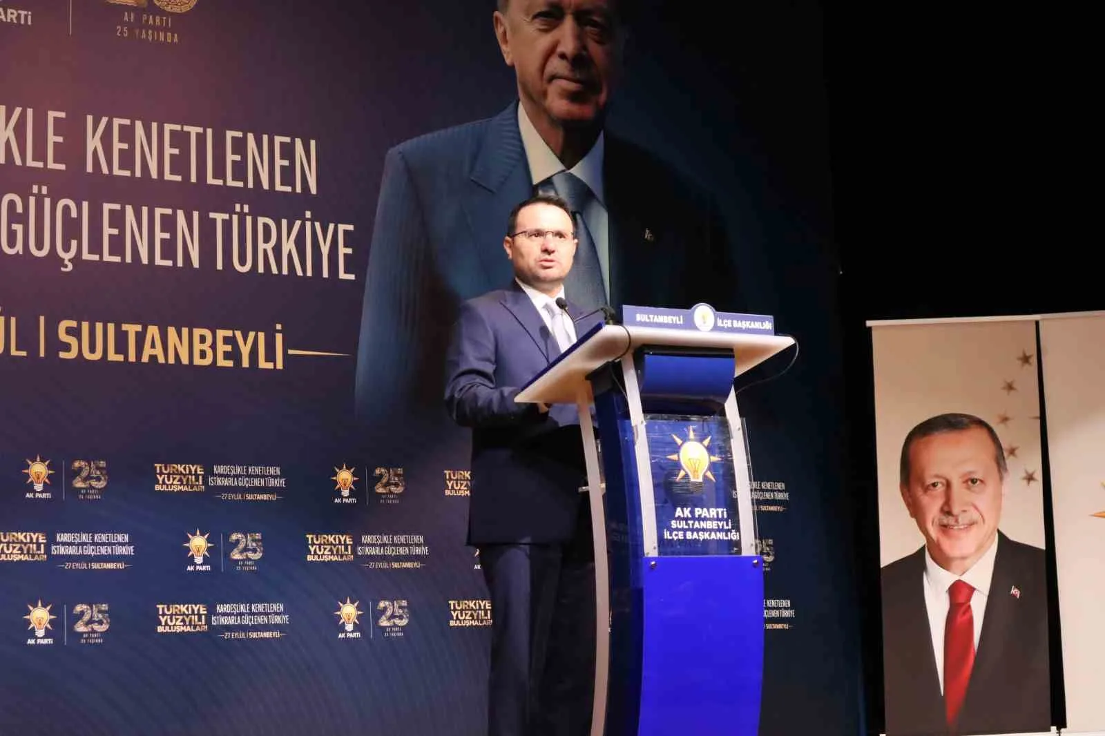 ADALET BAKANI AKIN GÜRLEK, "KİM VATANDAŞLARIMIZIN CANINA, MALINA, HUZURUNA GÖZ DİKERSE KARŞISINDA SARSILMAZ BİR KARARLILIKLA BİZİ, YANİ HUKUK DEVLETİNİ BULUR. 'TERÖRSÜZ TÜRKİYE' HEDEFİNDE KARARLIYIZ. SUÇUN VE SUÇ ÖRGÜTLERİNİN HER TÜRÜNE NEFES ALDIRMAMAYA YEMİNLİYİZ" DEDİ.