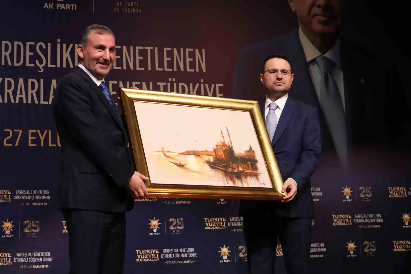 PROGRAM, HEDİYE TAKDİMİ VE AİLE FOTOĞRAFI ÇEKİMİNİN ARDINDAN SONA ERDİ.