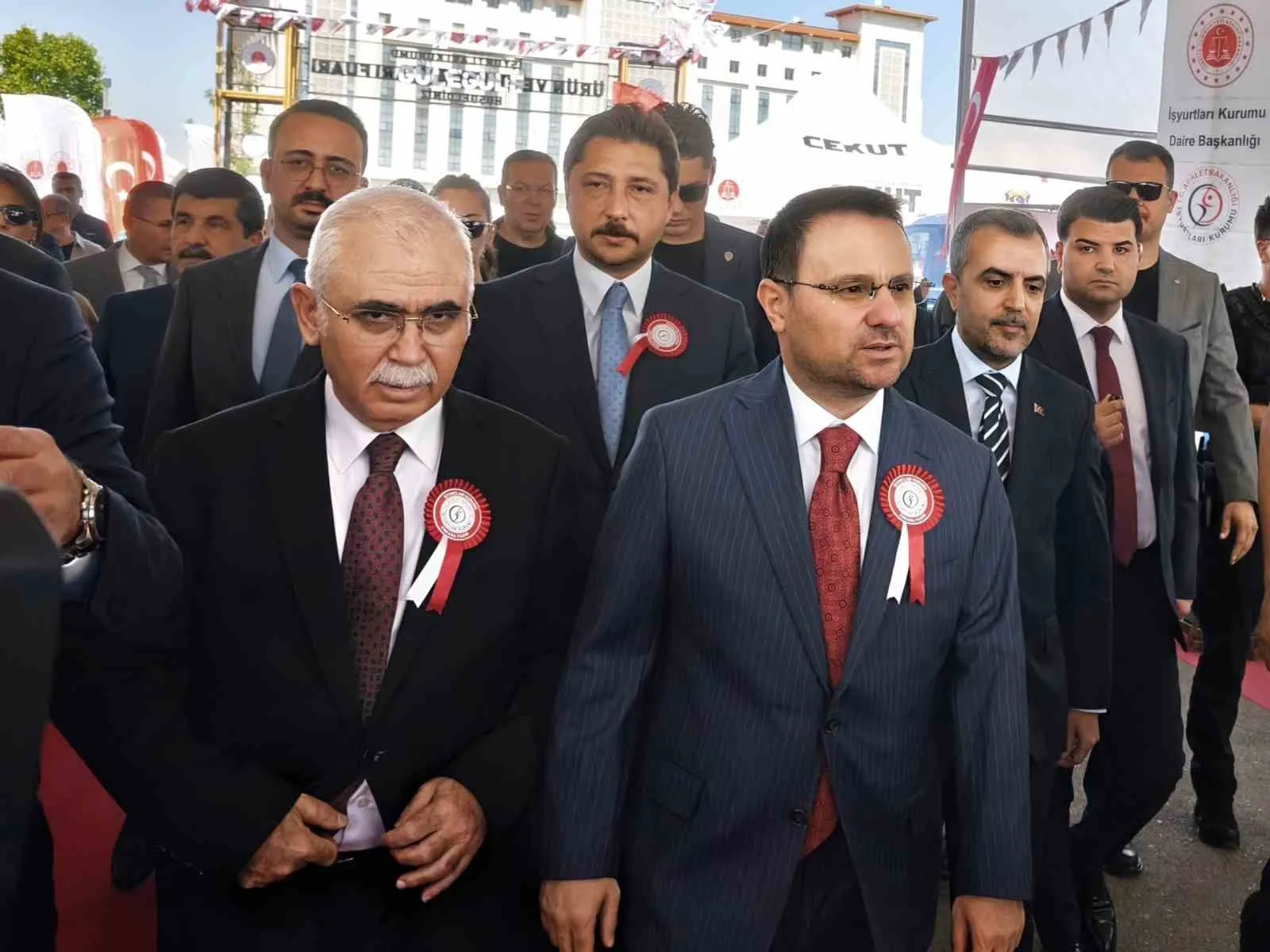 PROGRAMA BAKAN GÜRLEK'İN YANI SIRA ANAYASA MAHKEMESİ BAŞKANI KADİR ÖZKAYA, SAVCILAR, HAKİMLER VE DAVETLİLER KATILDI.