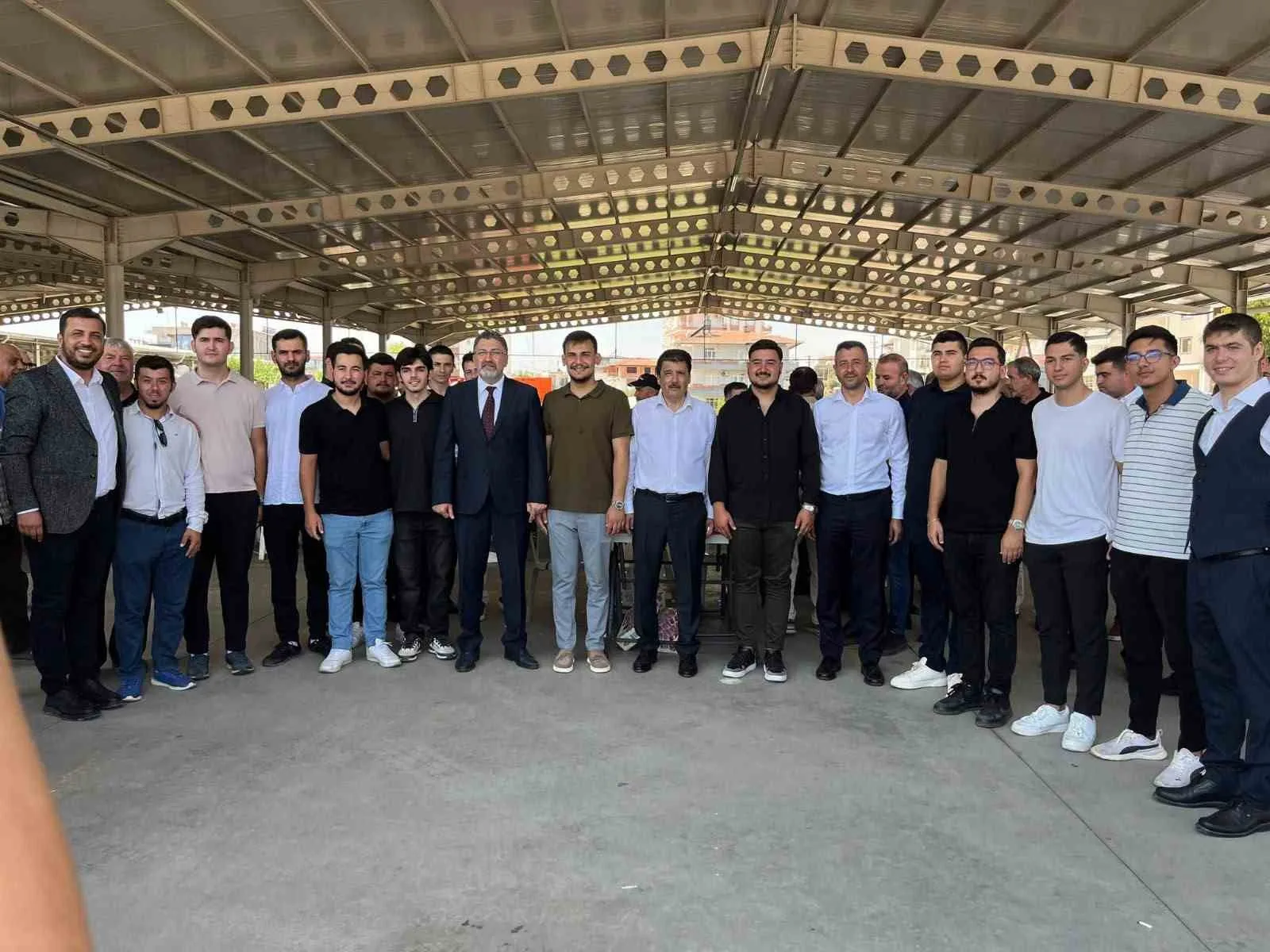 EVRE, ŞEHİRCİLİK VE İKLİM DEĞİŞİKLİĞİ BAKANI MURAT KURUM, ANTALYA PROGRAMI KAPSAMINDA, AK PARTİ ANTALYA MİLLETVEKİLİ KEMAL ÇELİK'İN KISA SÜRE ÖNCE HAYATINI KAYBEDEN AĞABEYİ HASAN ÇELİK İÇİN DÜZENLENEN MEVLİD-İ ŞERİF’E E KATILDI.