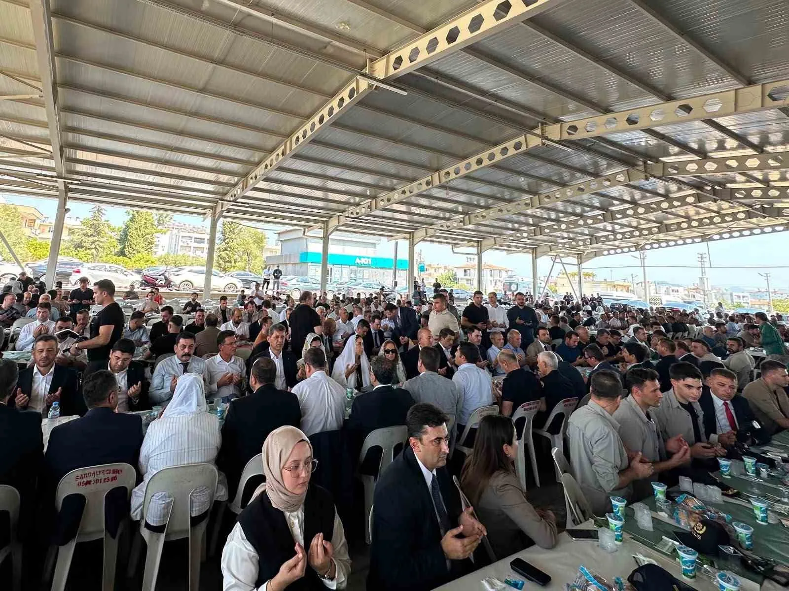 EVRE, ŞEHİRCİLİK VE İKLİM DEĞİŞİKLİĞİ BAKANI MURAT KURUM, ANTALYA PROGRAMI KAPSAMINDA, AK PARTİ ANTALYA MİLLETVEKİLİ KEMAL ÇELİK'İN KISA SÜRE ÖNCE HAYATINI KAYBEDEN AĞABEYİ HASAN ÇELİK İÇİN DÜZENLENEN MEVLİD-İ ŞERİF’E E KATILDI.