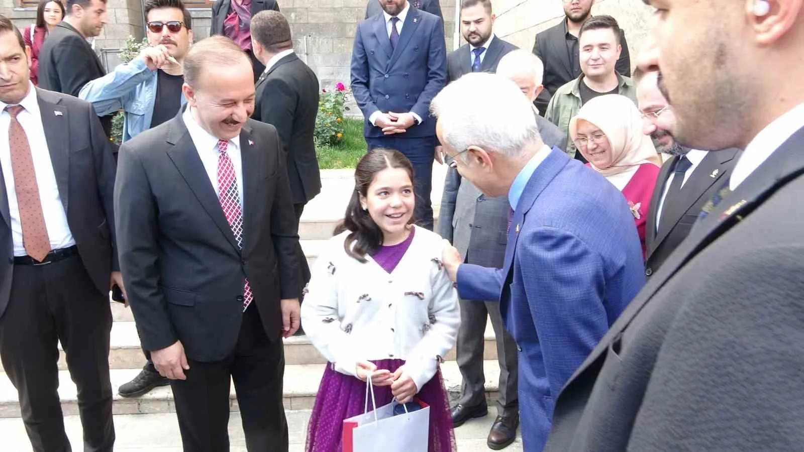 ULAŞTIRMA VE ALTYAPI BAKANI ABDULKADİR URALOĞLU, BİR DİZİ ZİYARET VE PROGRAMA KATILMAK ÜZERE ISPARTA’YA GELDİ. BAKAN URALOĞLU, İRAN-İSRAİL-ABD ARASINDAKİ ÇATIŞMAYA İLİŞKİN DEĞERLENDİRMELERDE BULUNARAK, "BÜTÜN TARAFLARLA GÖRÜŞEBİLEN, AYNI ŞEKİLDE RUSYA, UKRAYNA, BÜTÜN TARAFLARLA GÖRÜŞEBİLEN BİR LİDER VARSA O DA RECEP TAYYİP ERDOĞAN’DIR. ORTADA DA CUMHURBAŞKANIMIZ GAYRET EDİYOR" DEDİ.
