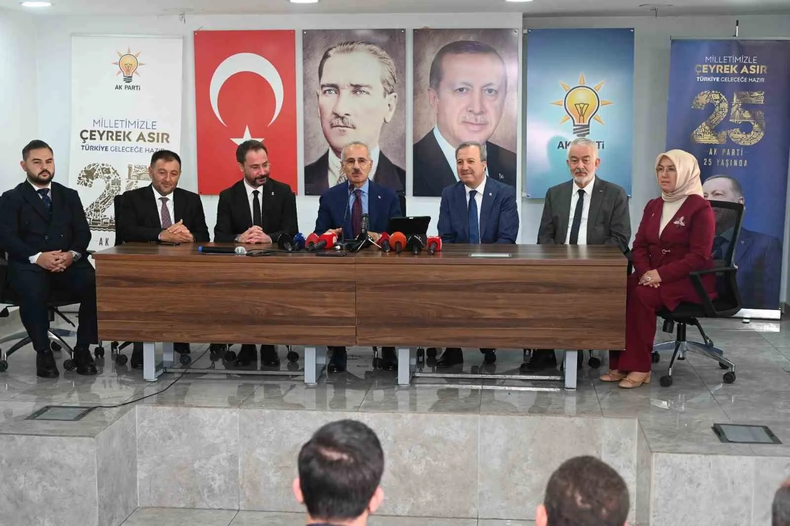 ULAŞTIRMA VE ALTYAPI BAKANI ABDULKADİR URALOĞLU, BİR DİZİ ZİYARET VE PROGRAMA KATILMAK ÜZERE ISPARTA’YA GELDİ. BAKAN URALOĞLU, İRAN-İSRAİL-ABD ARASINDAKİ ÇATIŞMAYA İLİŞKİN DEĞERLENDİRMELERDE BULUNARAK, "BÜTÜN TARAFLARLA GÖRÜŞEBİLEN, AYNI ŞEKİLDE RUSYA, UKRAYNA, BÜTÜN TARAFLARLA GÖRÜŞEBİLEN BİR LİDER VARSA O DA RECEP TAYYİP ERDOĞAN’DIR. ORTADA DA CUMHURBAŞKANIMIZ GAYRET EDİYOR" DEDİ.