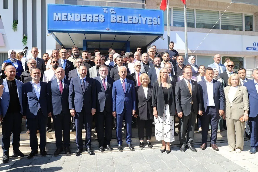 BAKAN URALOĞLU'NUN MENDERES BELEDİYESİ ZİYARETİNE İZMİR VALİSİ SÜLEYMAN ELBAN, AK PARTİ İZMİR MİLLETVEKİLLERİ MAHMUT ATİLLA KAYA, CEYDA BÖLÜNMEZ ÇANKIRI, AK PARTİ İZMİR İL BAŞKANI BİLAL SAYGILI, BÖLGE MÜDÜRLERİ, PARTİLİLER VE ÇOK SAYIDA VATANDAŞ KATILIM GÖSTERDİ.