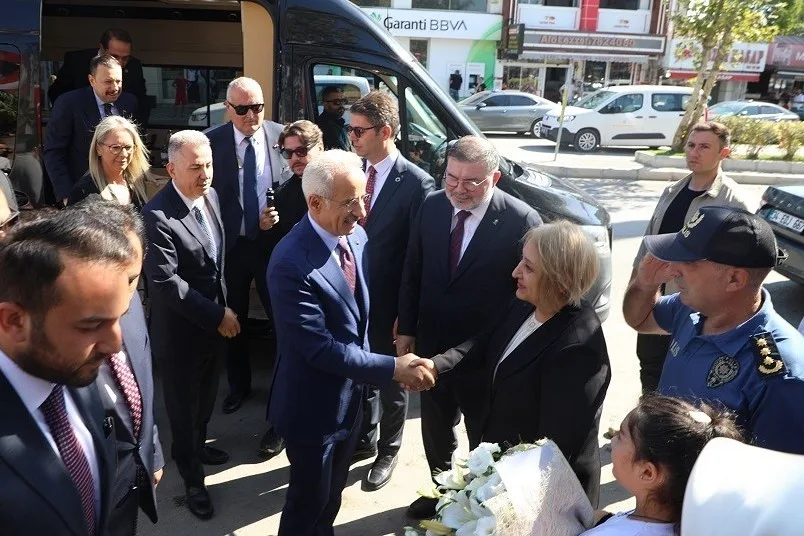 ULAŞTIRMA VE ALTYAPI BAKANI ABDULKADİR URALOĞLU, İZMİR PROGRAMI KAPSAMINDA, GEÇTİĞİMİZ GÜNLERDE GERÇEKLEŞEN BAŞKAN VEKİLİ SEÇİMİYLE AK PARTİ’YE GEÇEN MENDERES BELEDİYESİNİ ZİYARET ETTİ VE İLÇEYE MÜJDELER VERDİ.