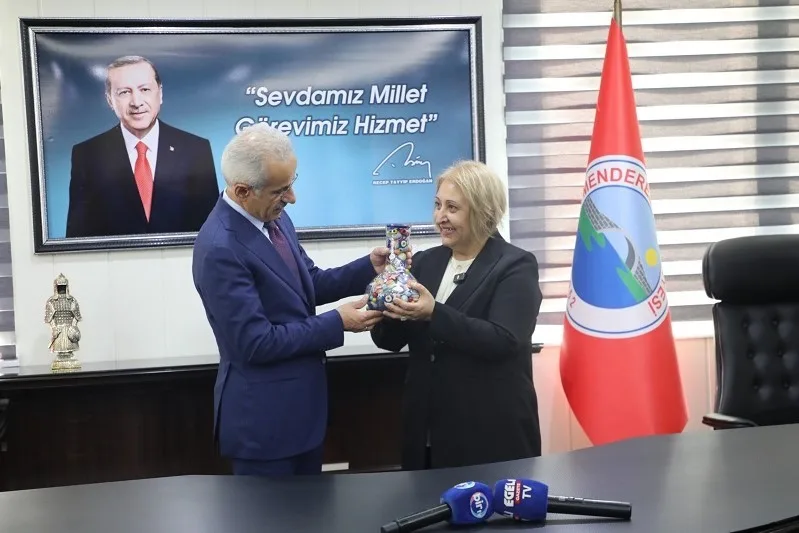 SOLDAN SAĞA: ULAŞTIRMA VE ALTYAPI BAKANI ABDULKADİR URALOĞLU, MENDERES BELEDİYE BAŞKAN VEKİLİ ASUMAN ŞEN