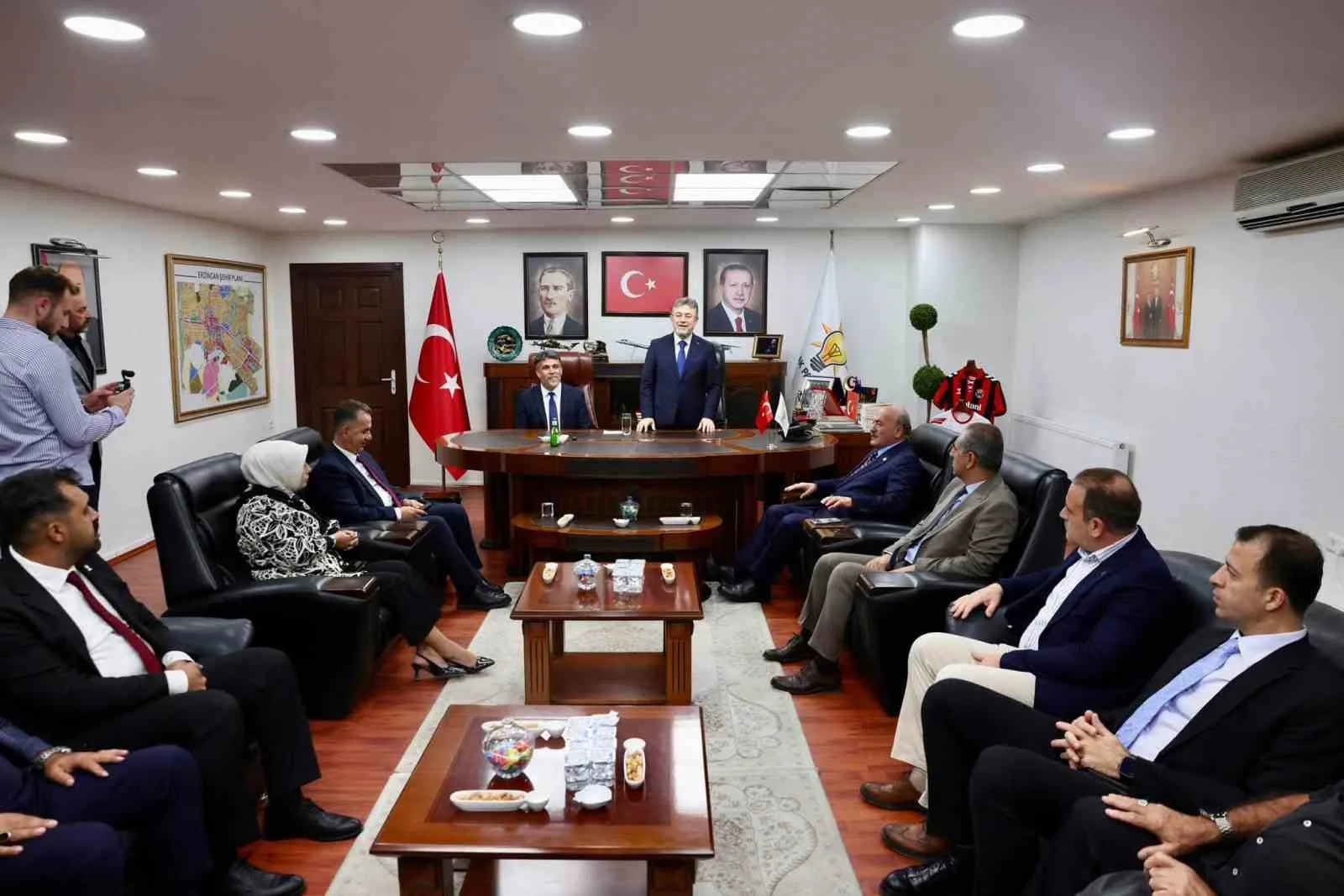 TARIM VE ORMAN BAKANI İBRAHİM YUMAKLI, ERZİNCAN'DA AK PARTİ İL BAŞKANLIĞINI ZİYARET EDEREK TEŞKİLAT MENSUPLARIYLA BİR ARAYA GELDİ