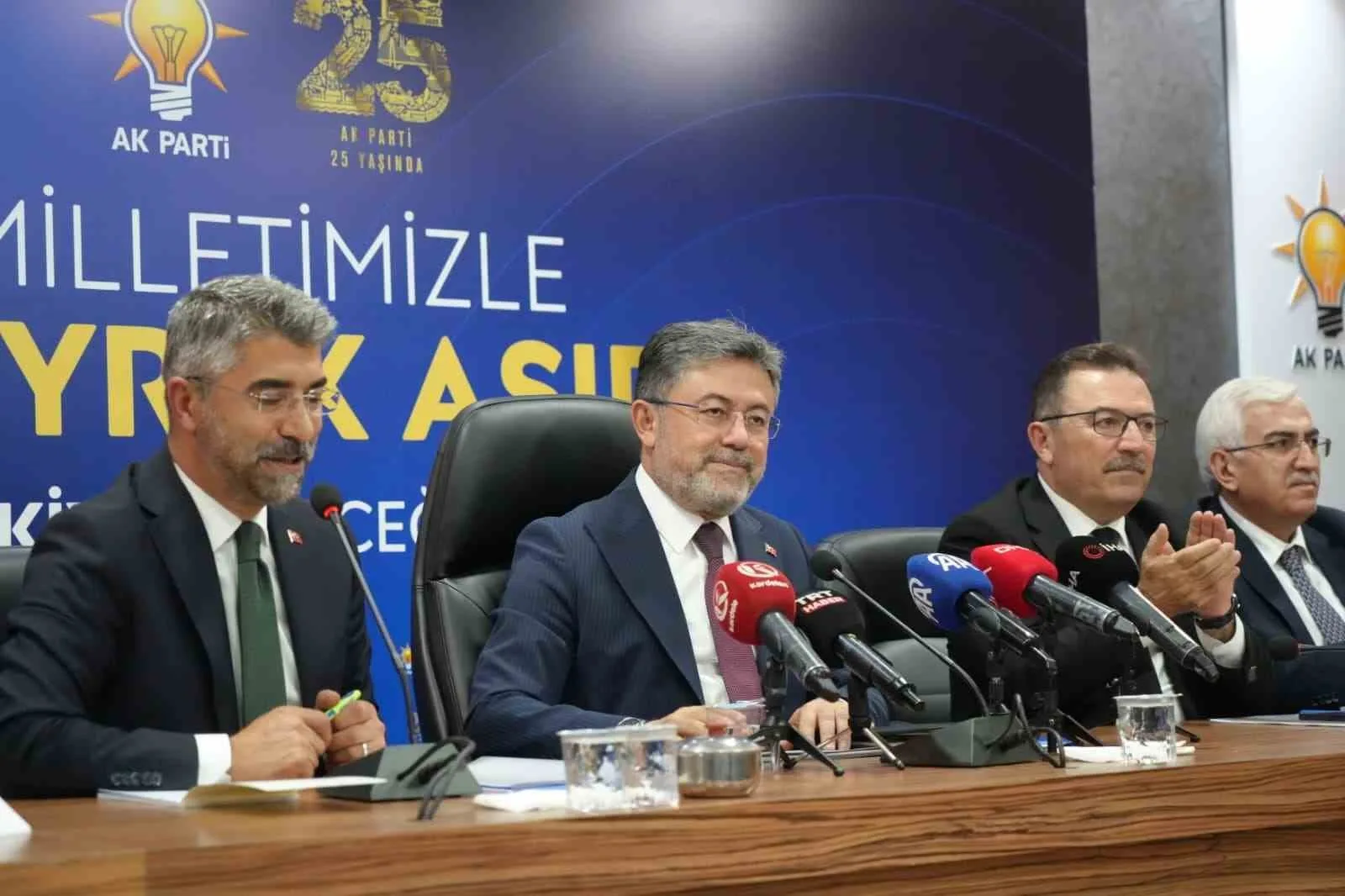 ERZURUM’A GELEN TARIM VE ORMAN BAKANI İBRAHİM YUMAKLI, AK PARTİ ERZURUM İL BAŞKANLIĞI’NI ZİYARET ETTİ. AK PARTİ İL BAŞKANLIĞI’NDA PARTİLİLERLE BİR ARAYA GELEN YUMAKLI, DAHA SONRA BASIN MENSUPLARINA AÇIKLAMALARDA BULUNDU.