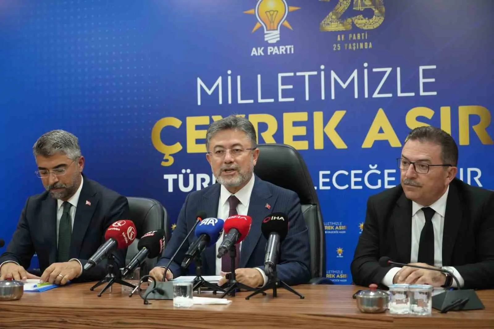 ERZURUM’A GELEN TARIM VE ORMAN BAKANI İBRAHİM YUMAKLI, AK PARTİ ERZURUM İL BAŞKANLIĞI’NI ZİYARET ETTİ. AK PARTİ İL BAŞKANLIĞI’NDA PARTİLİLERLE BİR ARAYA GELEN YUMAKLI, DAHA SONRA BASIN MENSUPLARINA AÇIKLAMALARDA BULUNDU.
