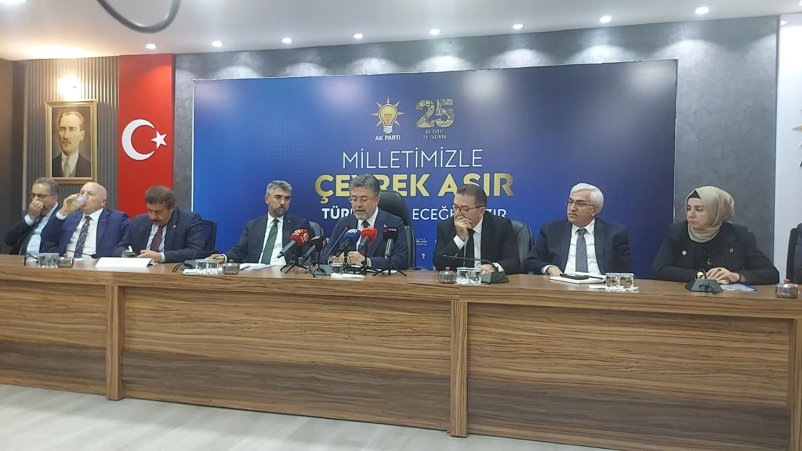 ERZURUM’A GELEN TARIM VE ORMAN BAKANI İBRAHİM YUMAKLI, AK PARTİ ERZURUM İL BAŞKANLIĞI’NI ZİYARET ETTİ. AK PARTİ İL BAŞKANLIĞI’NDA PARTİLİLERLE BİR ARAYA GELEN YUMAKLI, DAHA SONRA BASIN MENSUPLARINA AÇIKLAMALARDA BULUNDU.