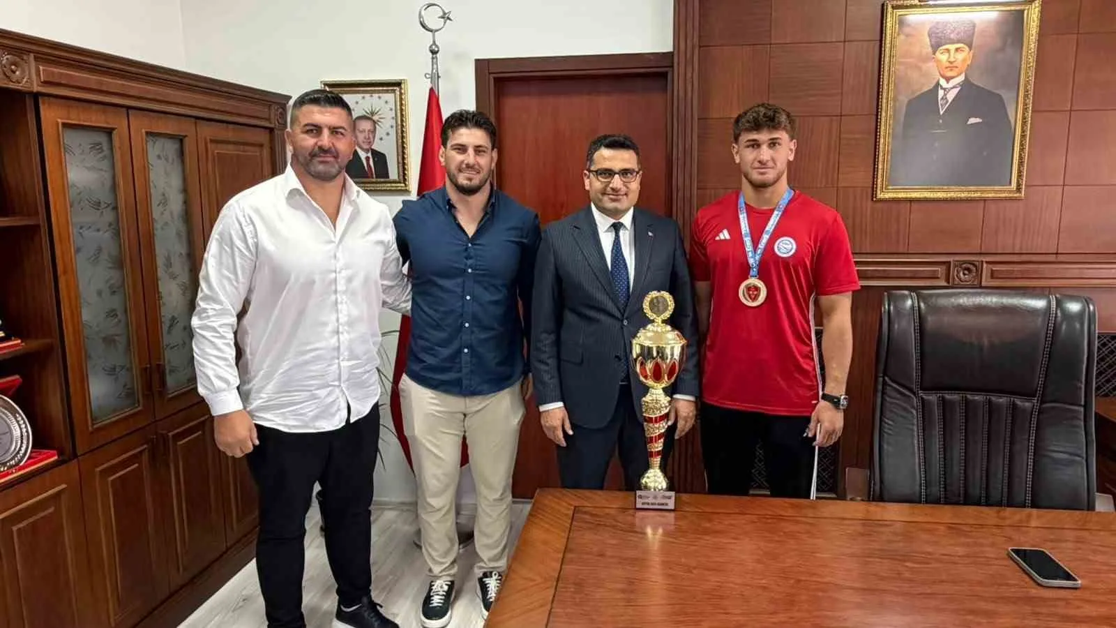 ZONGULDAK (İHA) - ZONGULDAK’IN ALAPLI İLÇESİNDE, CW ENERJİ YAĞLI GÜREŞ LİGİ’NİN 8. ETABI KAPSAMINDA ANTALYA’DA DÜZENLENEN 674. ELMALI YEŞİLYAYLA YAĞLI GÜREŞLERİ’NDE BAŞARI ELDE EDEN ALAPLILI GÜREŞÇİLER, KAYMAKAM SELÇUK KÖKSAL’I ZİYARET ETTİ.