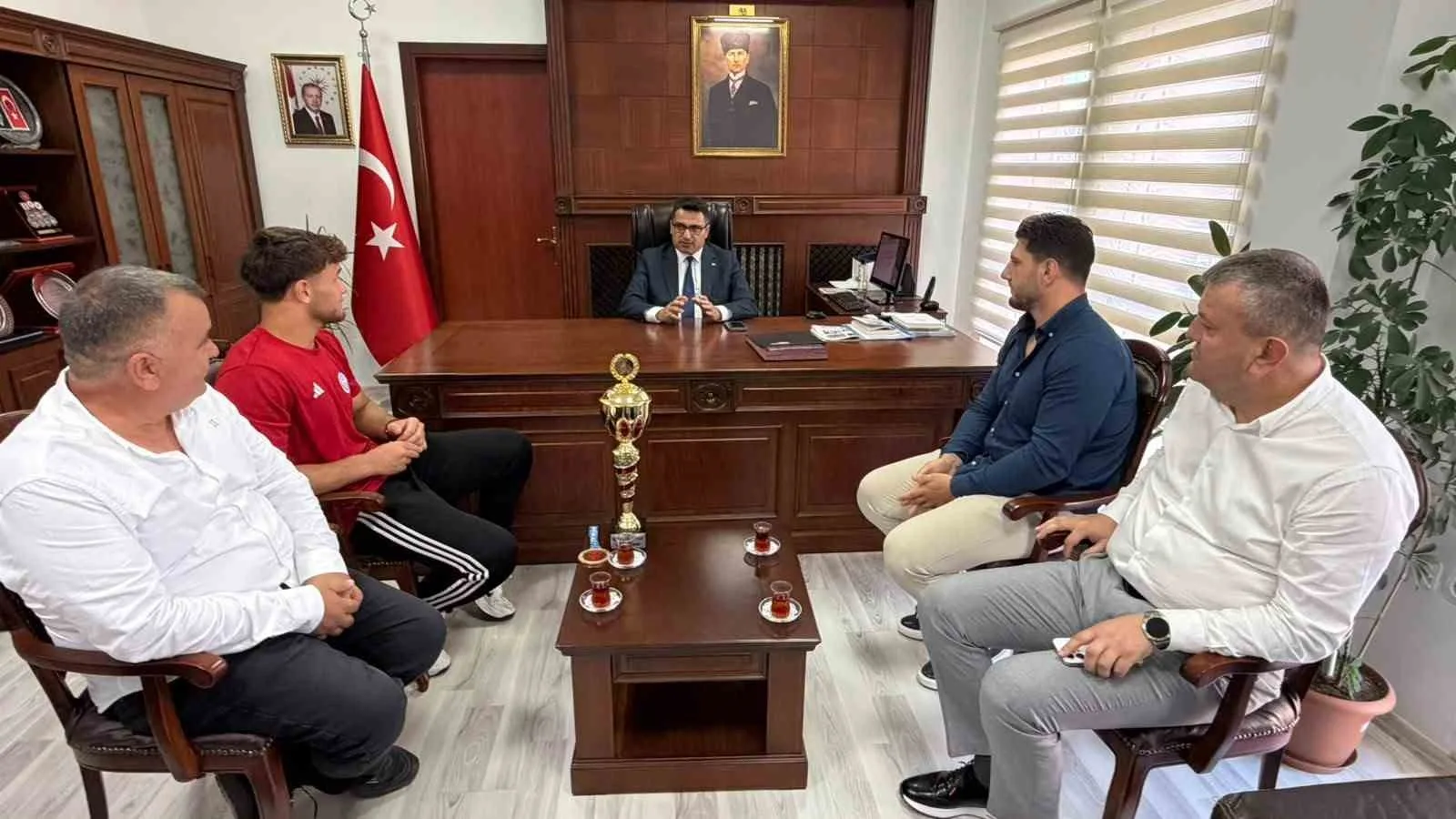 ZONGULDAK (İHA) - ZONGULDAK’IN ALAPLI İLÇESİNDE, CW ENERJİ YAĞLI GÜREŞ LİGİ’NİN 8. ETABI KAPSAMINDA ANTALYA’DA DÜZENLENEN 674. ELMALI YEŞİLYAYLA YAĞLI GÜREŞLERİ’NDE BAŞARI ELDE EDEN ALAPLILI GÜREŞÇİLER, KAYMAKAM SELÇUK KÖKSAL’I ZİYARET ETTİ.