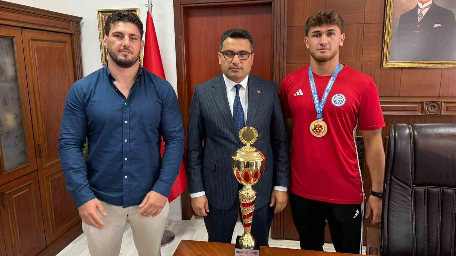 ZONGULDAK (İHA) - ZONGULDAK’IN ALAPLI İLÇESİNDE, CW ENERJİ YAĞLI GÜREŞ LİGİ’NİN 8. ETABI KAPSAMINDA ANTALYA’DA DÜZENLENEN 674. ELMALI YEŞİLYAYLA YAĞLI GÜREŞLERİ’NDE BAŞARI ELDE EDEN ALAPLILI GÜREŞÇİLER, KAYMAKAM SELÇUK KÖKSAL’I ZİYARET ETTİ.