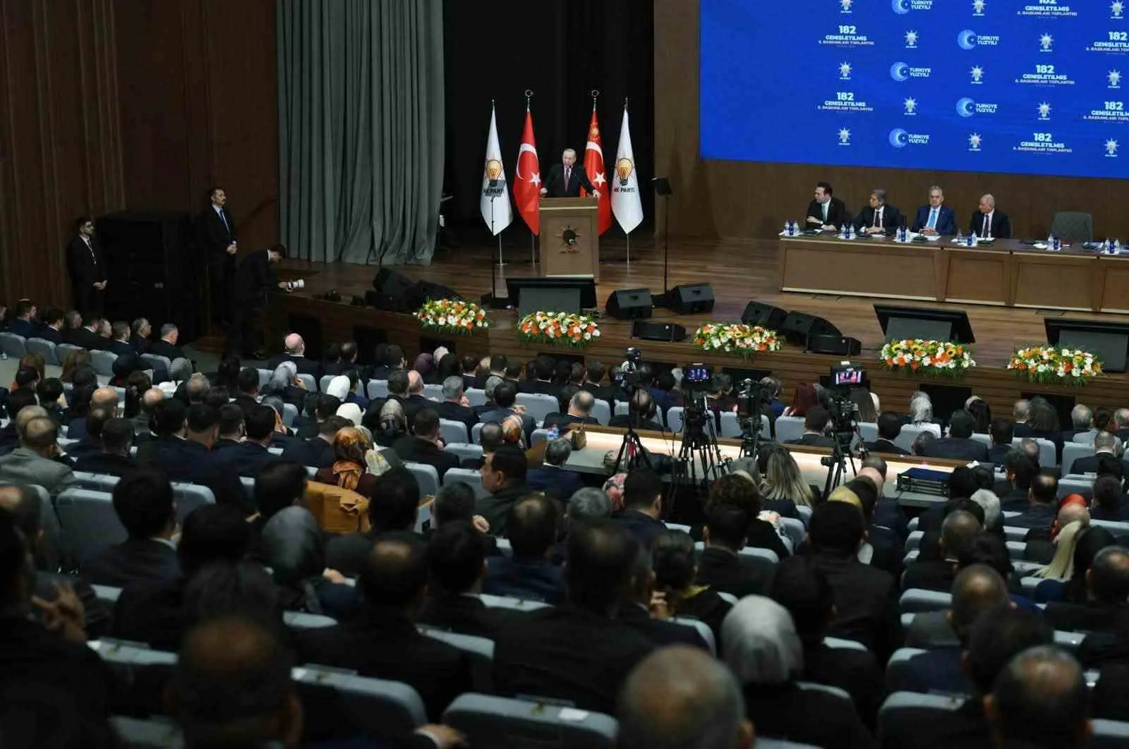 CUMHURBAŞKANI RECEP TAYYİP ERDOĞAN’IN LİDERLİĞİNDE GERÇEKLEŞTİRİLEN TOPLANTIYA KATILAN AYDIN BÜYÜKŞEHİR BELEDİYE BAŞKANI ÖZLEM ÇERÇİOĞLU, VATANDAŞLARI HİZMETLE BULUŞTURMA MESAJI VERDİ.