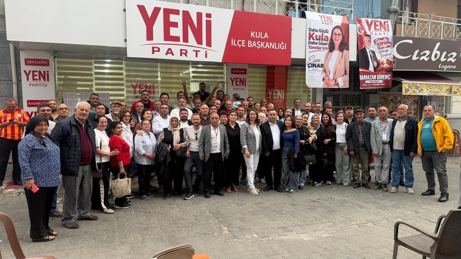 KULA’DA YENİ PARTİ’NİN KONGRESİ ÖNCESİNDE GERÇEKLEŞTİRİLEN PARTİ İÇİ ÖN SEÇİMDE MEVCUT İLÇE BAŞKANI ESEN ÇINAR İLE RAMAZAN GÜVENÇ BAŞKANLIK İÇİN YARIŞTI. ÇINAR, RAKİBİ GÜVENÇ’İ 95 OY FARKLA GERİDE BIRAKARAK ÖN SEÇİMİ KAZANDI VE KONGREDE İLÇE BAŞKANLIĞINA ADAY OLMA HAKKI ELDE ETTİ.