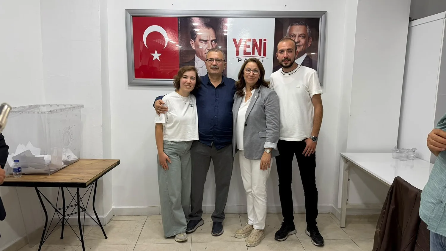 KULA’DA YENİ PARTİ’NİN KONGRESİ ÖNCESİNDE GERÇEKLEŞTİRİLEN PARTİ İÇİ ÖN SEÇİMDE MEVCUT İLÇE BAŞKANI ESEN ÇINAR İLE RAMAZAN GÜVENÇ BAŞKANLIK İÇİN YARIŞTI. ÇINAR, RAKİBİ GÜVENÇ’İ 95 OY FARKLA GERİDE BIRAKARAK ÖN SEÇİMİ KAZANDI VE KONGREDE İLÇE BAŞKANLIĞINA ADAY OLMA HAKKI ELDE ETTİ.