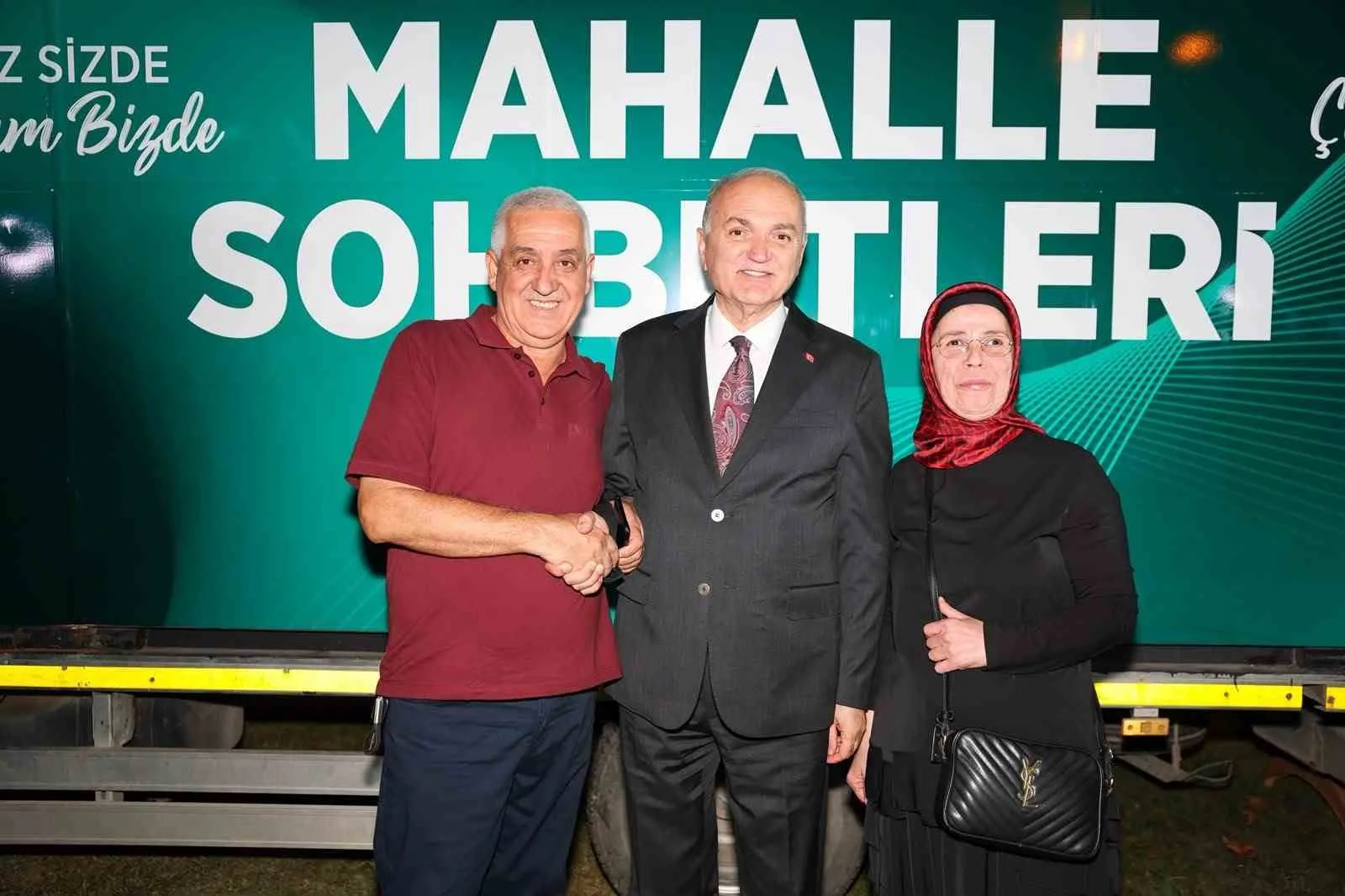 DÜZCE BELEDİYE BAŞKANI DR. FARUK ÖZLÜ, MAHALLE SOHBETLERİ PROGRAMINA YEŞİLTEPE MAHALLESİ İLE DEVAM ETTİ. MUHTARLIK BİNASI BAHÇESİNDE GERÇEKLEŞTİRİLEN BULUŞMAYA VATANDAŞLAR YOĞUN İLGİ GÖSTERİRKEN, TOPLANTIYA BELEDİYE BAŞKAN YARDIMCILARI, BİRİM MÜDÜRLERİ, ŞİRKET YÖNETİCİLERİ VE AK PARTİ DÜZCE İL TEŞKİLATI YÖNETİCİLERİ DE KATILDI.