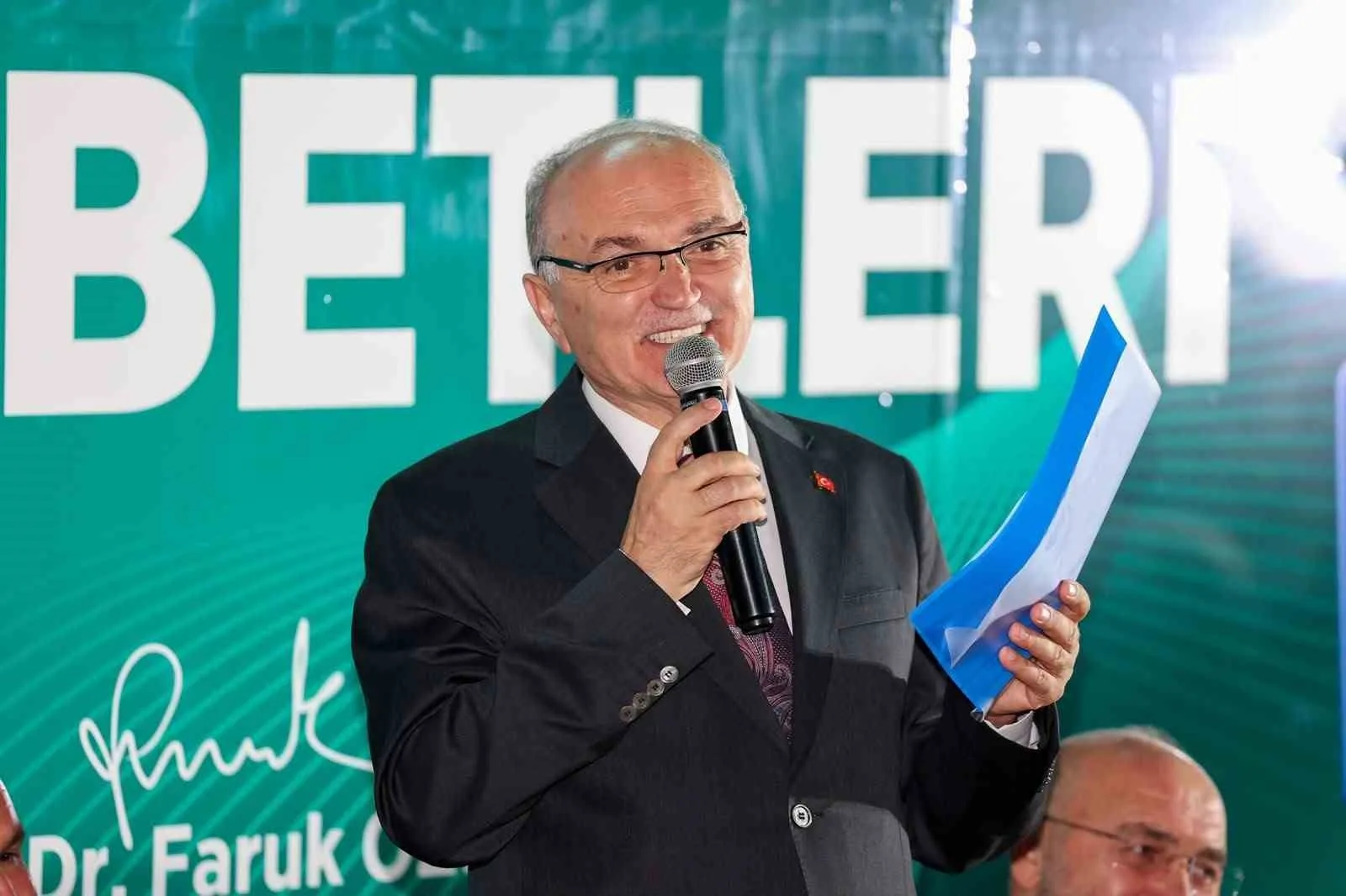 DÜZCE BELEDİYE BAŞKANI DR. FARUK ÖZLÜ, MAHALLE SOHBETLERİ PROGRAMINA YEŞİLTEPE MAHALLESİ İLE DEVAM ETTİ. MUHTARLIK BİNASI BAHÇESİNDE GERÇEKLEŞTİRİLEN BULUŞMAYA VATANDAŞLAR YOĞUN İLGİ GÖSTERİRKEN, TOPLANTIYA BELEDİYE BAŞKAN YARDIMCILARI, BİRİM MÜDÜRLERİ, ŞİRKET YÖNETİCİLERİ VE AK PARTİ DÜZCE İL TEŞKİLATI YÖNETİCİLERİ DE KATILDI.