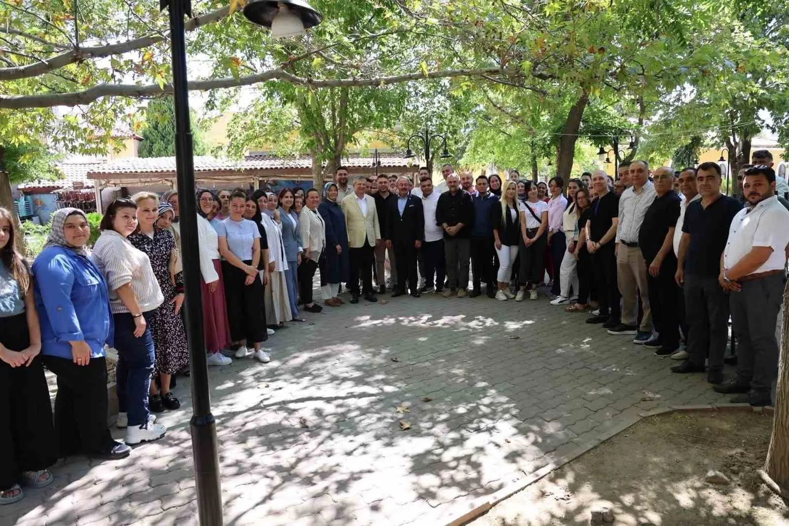 AK PARTİ DENİZLİ İL BAŞKANI MUHAMMET SUBAŞIOĞLU, BULDAN’DA AK PARTİ’YE KATILAN 15 İSME ROZETLERİNİ MİLLETVEKİLLERİYLE BİRLİKTE TAKTI.