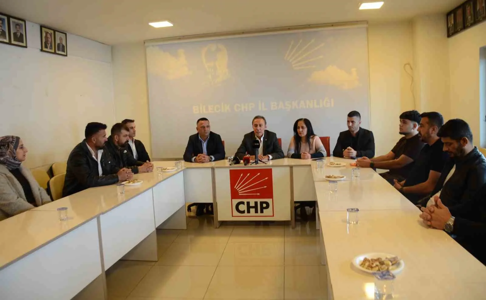 CHP PARTİ MECLİS ÜYESİ BERHAN ŞİMŞEK, BİLECİK'TE CHP İL BAŞKANLIĞINA ATANAN KAZIM YAĞMUR VE YÖNETİM KURULU ÜYELERİNE 'HAYIRLI OLSUN' ZİYARETİNDE BULUNDU