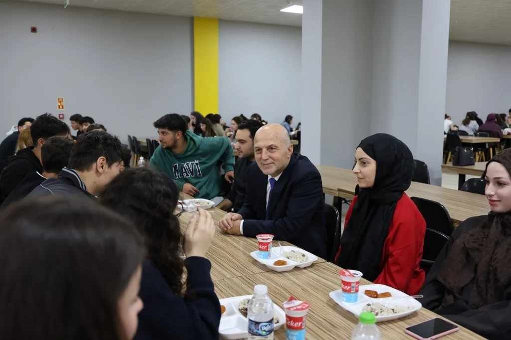 ZONGULDAK BÜLENT ECEVİT ÜNİVERSİTESİNDE (BEUN) 2026-2027 AKADEMİK YILI ORYANTASYON PROGRAMI, REKTÖR PROF. DR. AHMET ULUSOY’UN TÜM KAMPÜSLERDEN CANLI YAYINLANAN AÇILIŞ KONUŞMASIYLA GERÇEKLEŞTİRİLDİ.