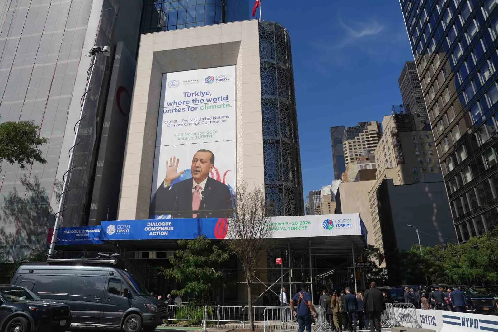 GENEL KURUL HAFTASI KAPSAMINDA CUMHURBAŞKANI RECEP TAYYİP ERDOĞAN'IN BM KÜRSÜSÜNDEKİ GÖRSELLERİNİN BULUNDUĞU "DÜNYANIN GELECEĞİ TÜRKİYE'DE" BAŞLIKLI COP31 TANITIM AFİŞLERİ TÜRKEVİ BİNASINA ASILDI.