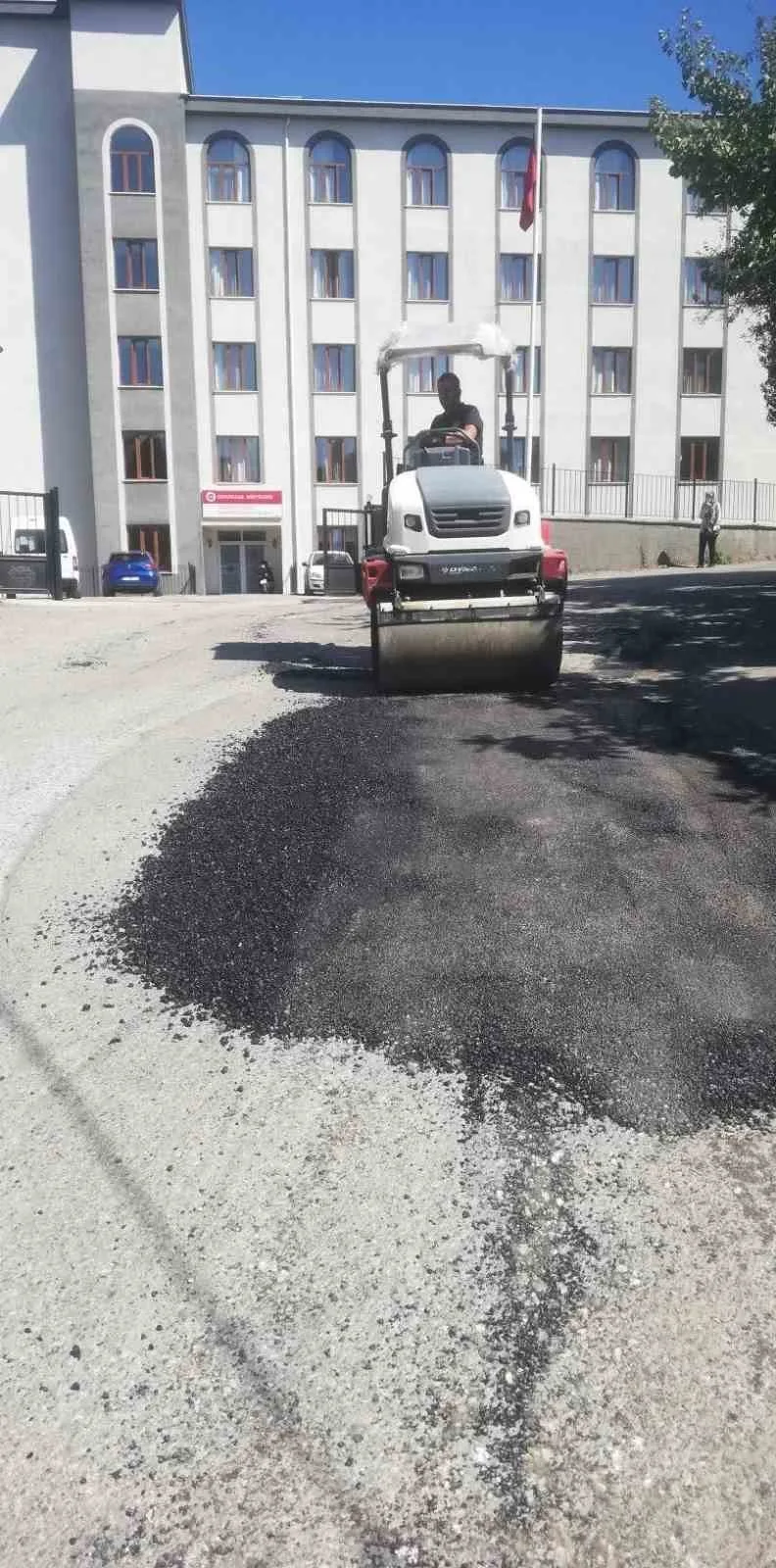 GEÇTİĞİMİZ GÜNLERDE TEPEBAŞI MAHALLESİ'NDEKİ BOZUK YOLLAR İL ÖZEL İDARESİ TARAFINDAN ASFALTLANMIŞTI.