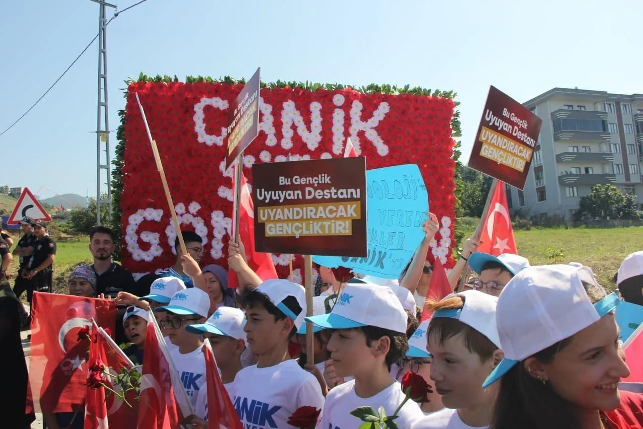 CUMHURBAŞKANI RECEP TAYYİP ERDOĞAN'I KARŞILAYAN VATANDAŞLAR