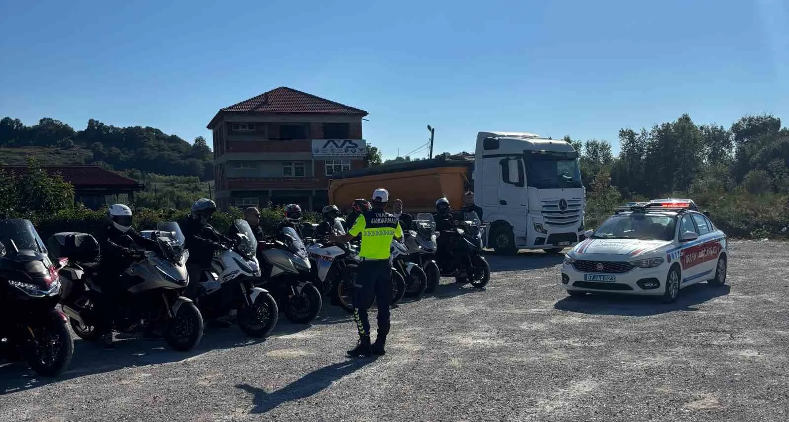 ZONGULDAK'IN ÇAYCUMA İLÇESİNDE MOLA VEREN MOTOSİKLET SÜRÜCÜLERİ, JANDARMA TRAFİK EKİPLERİ TARAFINDAN GÜVENLİ SÜRÜŞ VE YOL GÜVENLİĞİ KONUSUNDA BİLGİLENDİRİLDİ.