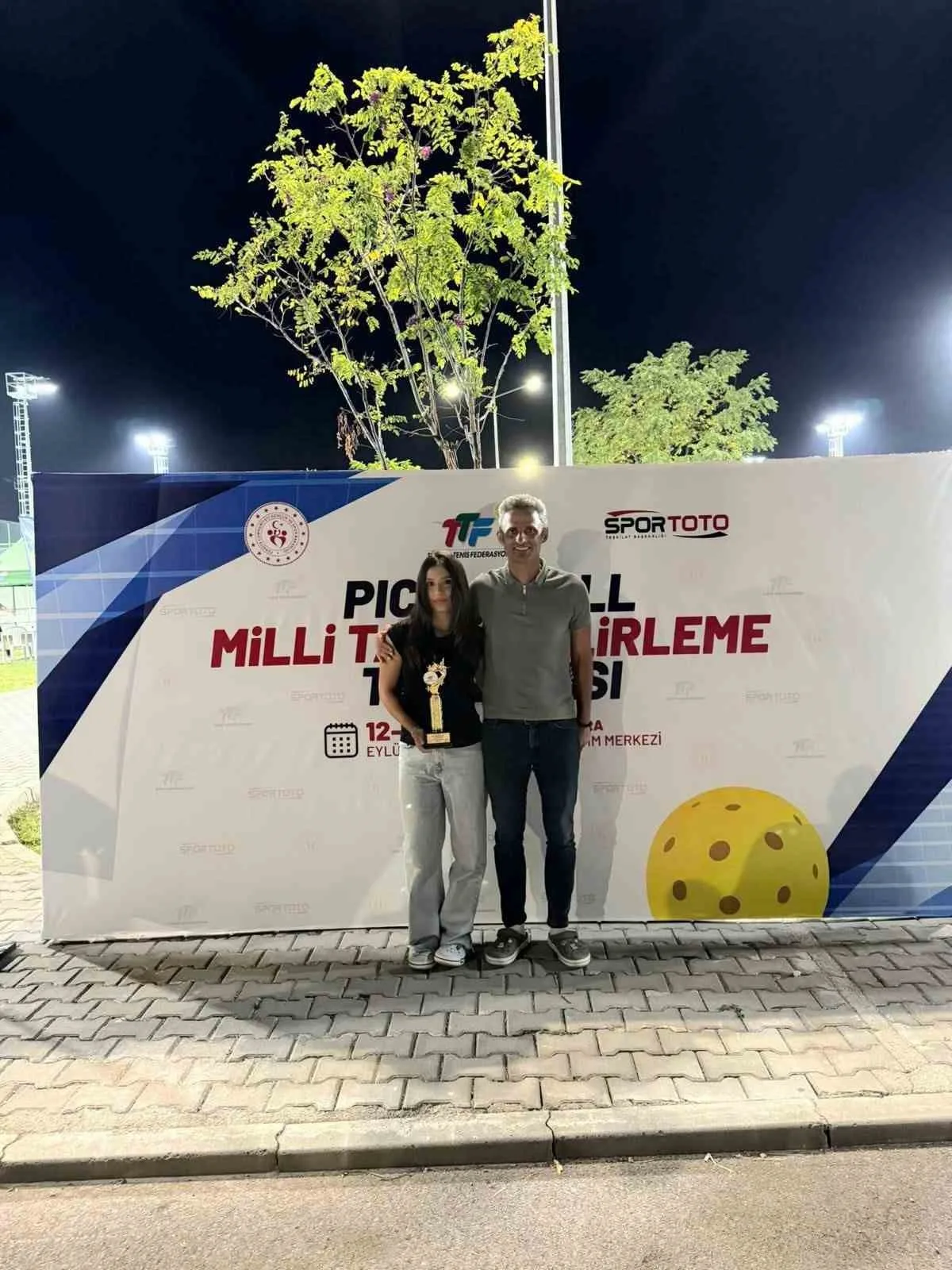 ÇAYCUMA KAYMAKAMI ADEM KAYA’NIN KIZI ECRİN KAYA İLE PARTNERİ DAMLA NADAROĞLU, PİCKLEBALL MİLLİ TAKIM BELİRLEME TURNUVASI’NDA ŞAMPİYON OLARAK MİLLİ TAKIMA SEÇİLDİ.